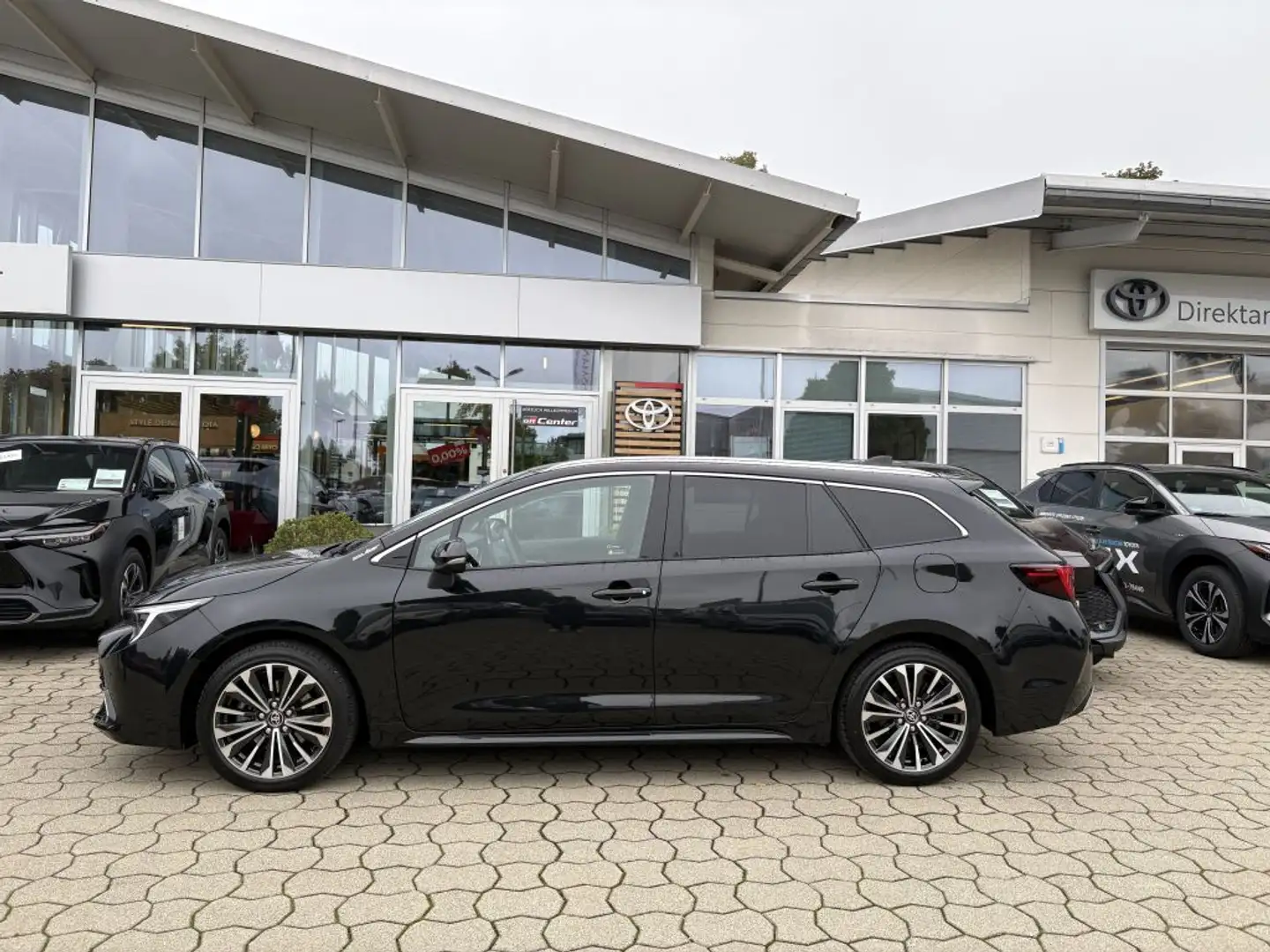 Toyota Corolla 2.0 Hybrid Touring Sports *Teamplayer* *Tech* Schwarz - 2