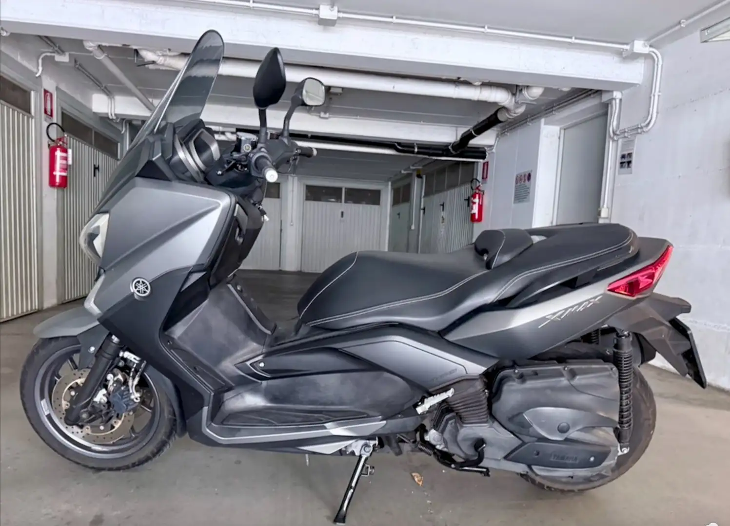 Yamaha X-Max 400 Šedá - 1