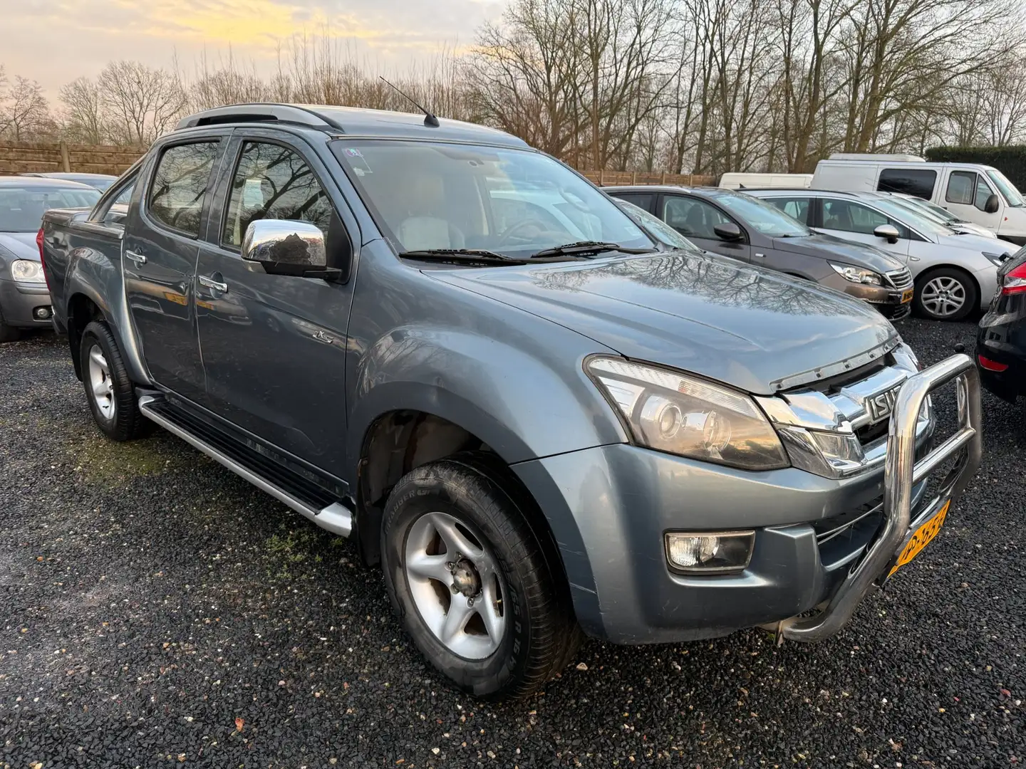 Isuzu D-Max 2.5 Extended Cab 5-PERS LS AUT 4X4 ECC NAVI LMV *M Gris - 2