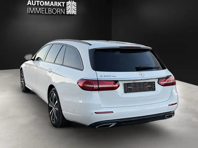 Mercedes-Benz E-Class view 5