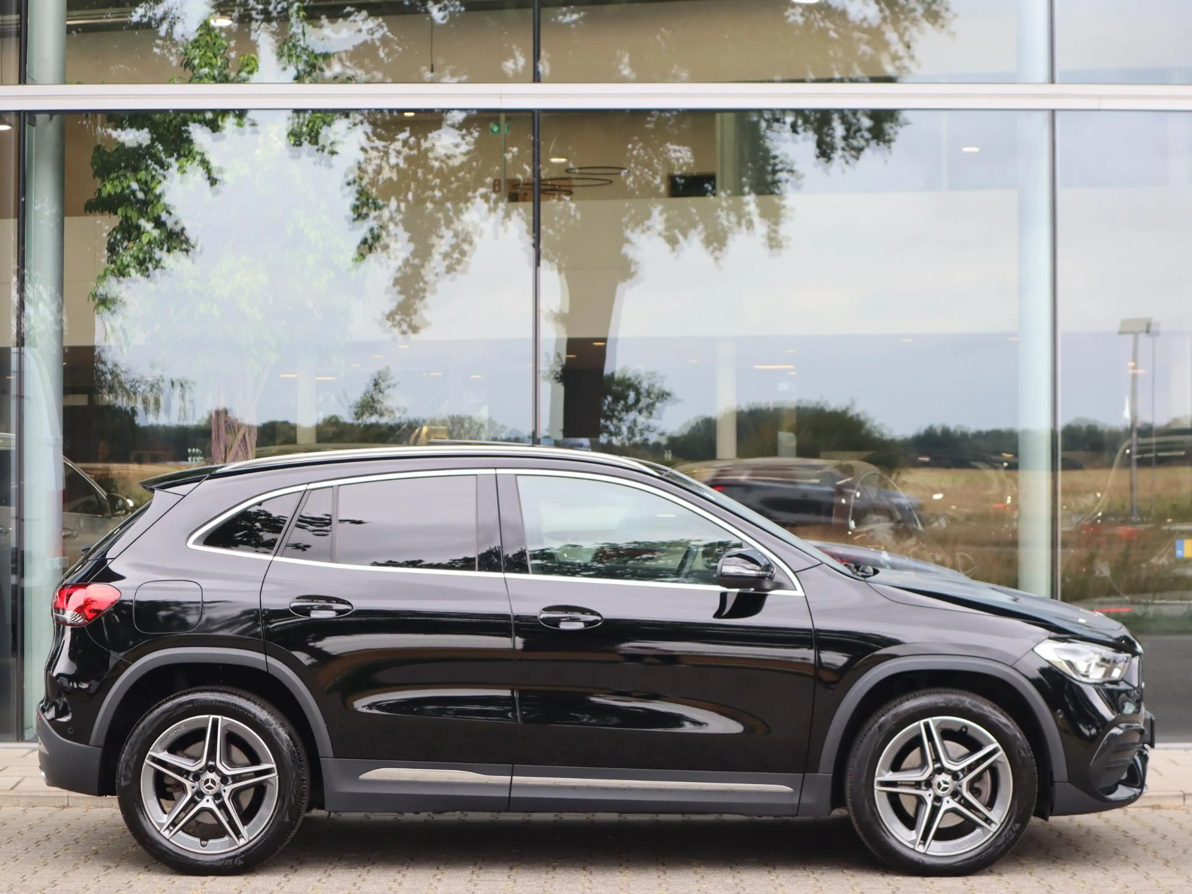Mercedes-Benz GLA 250 e AMG Line — photo 5