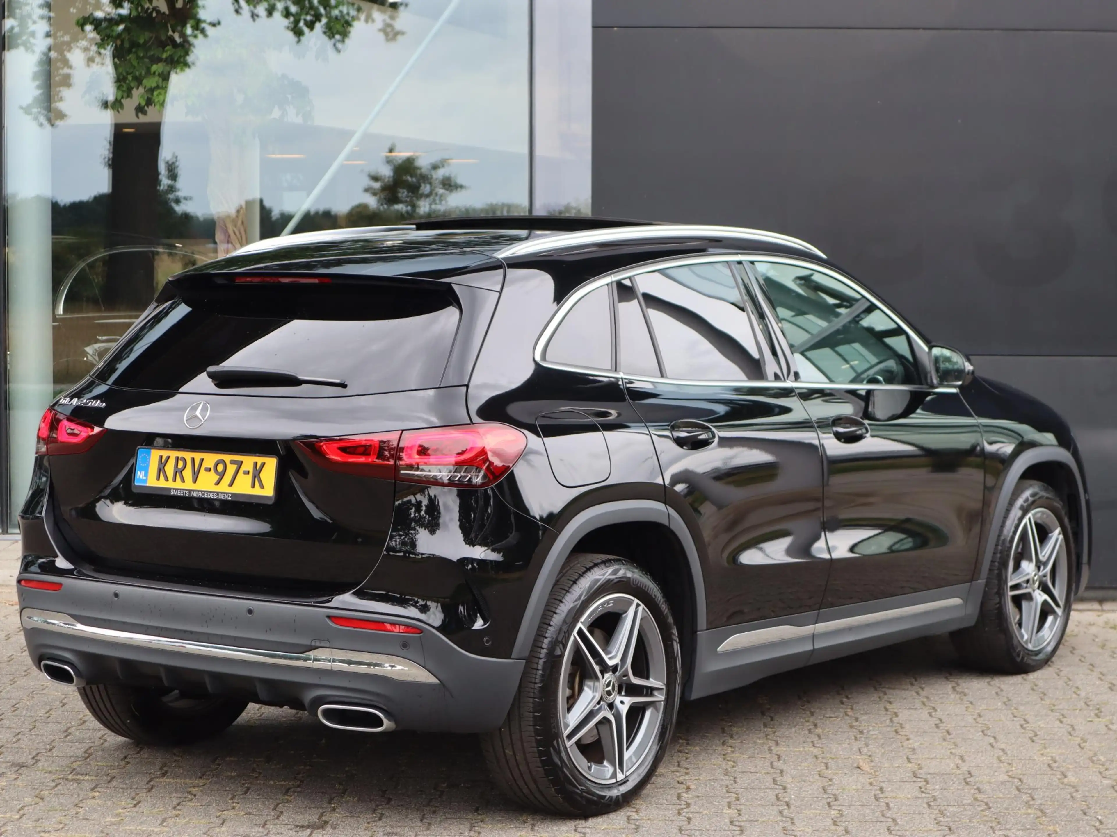Mercedes-Benz GLA 250 e AMG Line — photo 2