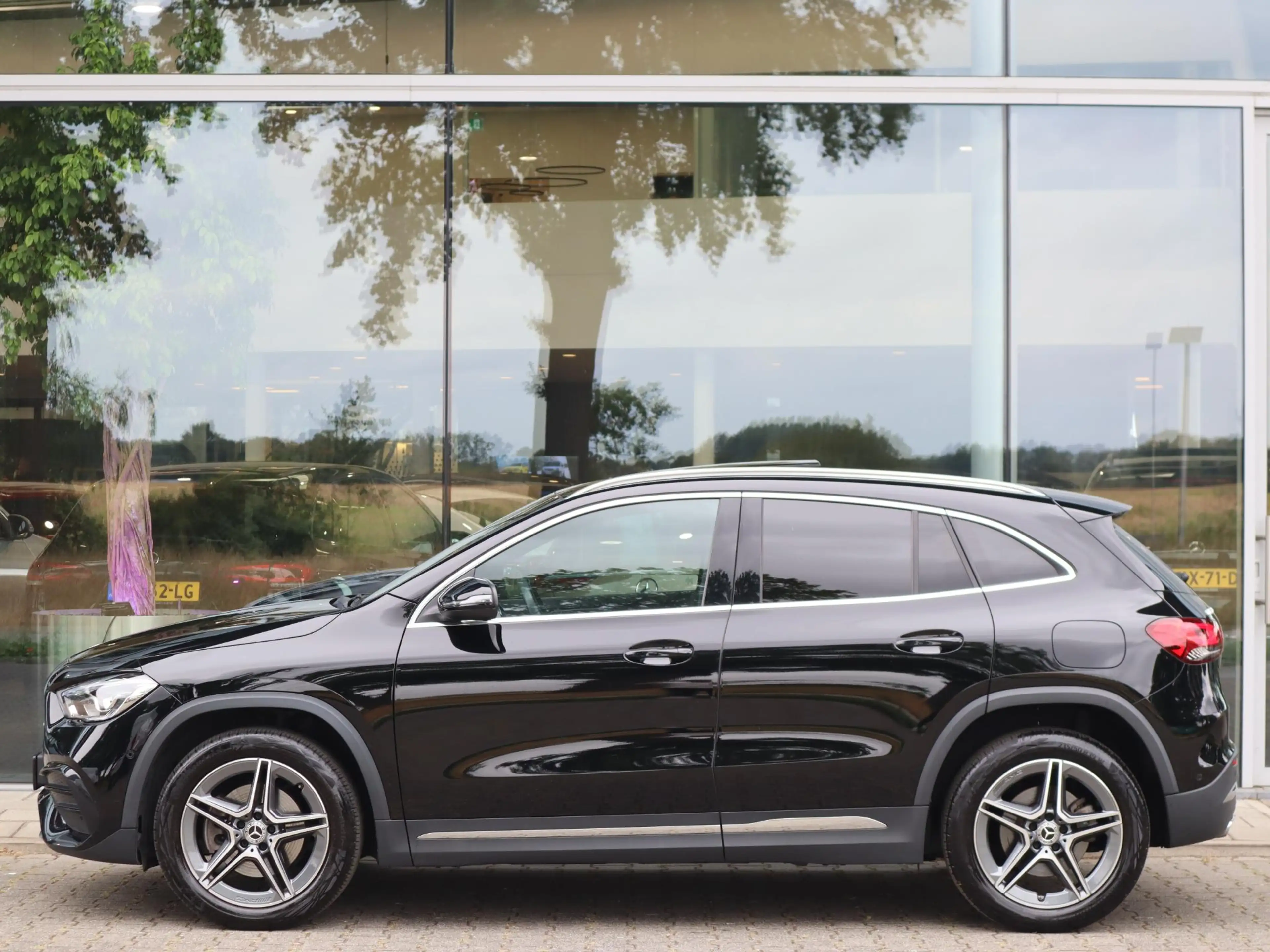 Mercedes-Benz GLA 250 e AMG Line — photo 4