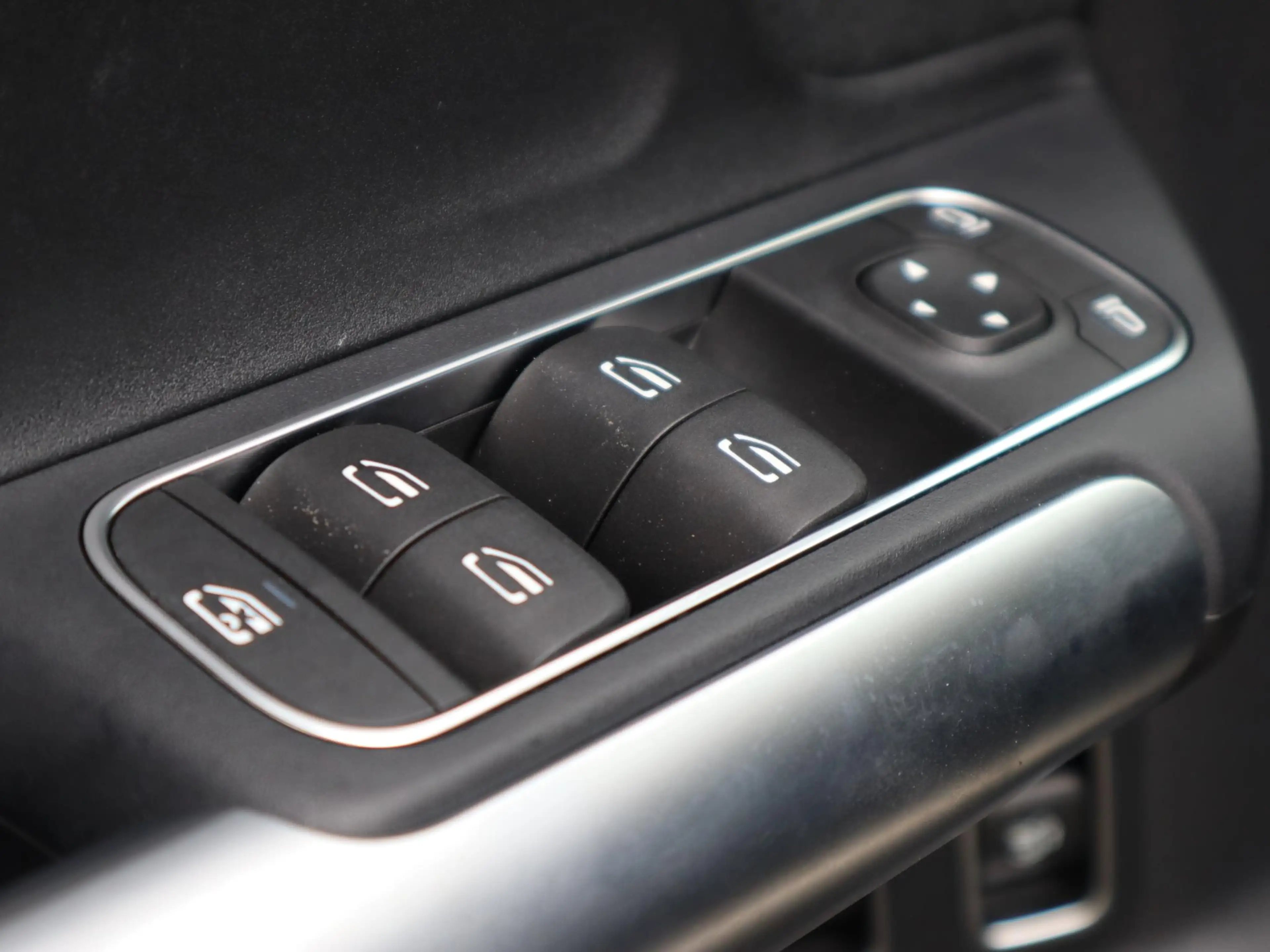 Mercedes-Benz GLA 250 e AMG Line — photo 15
