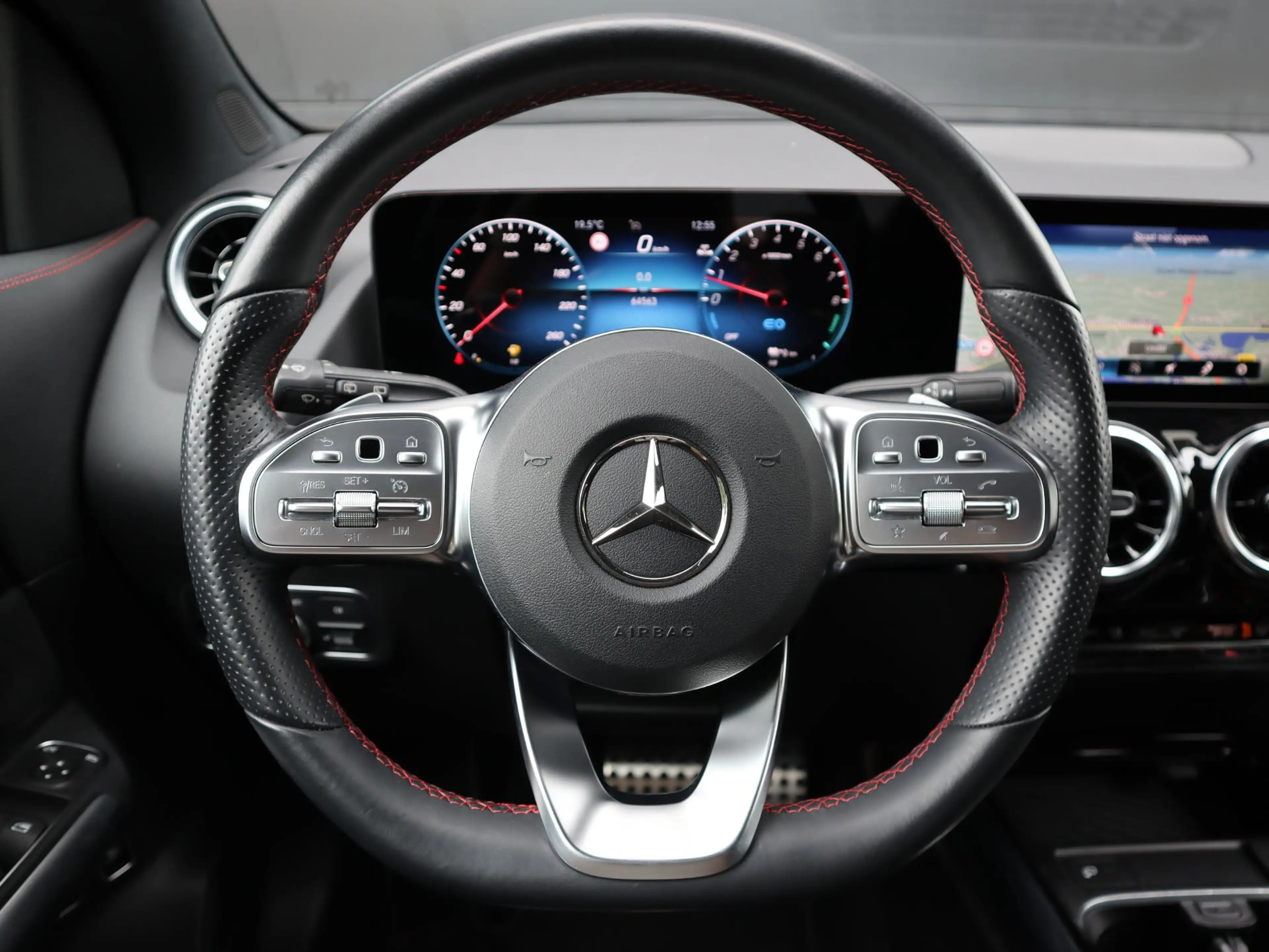 Mercedes-Benz GLA 250 e AMG Line — photo 13
