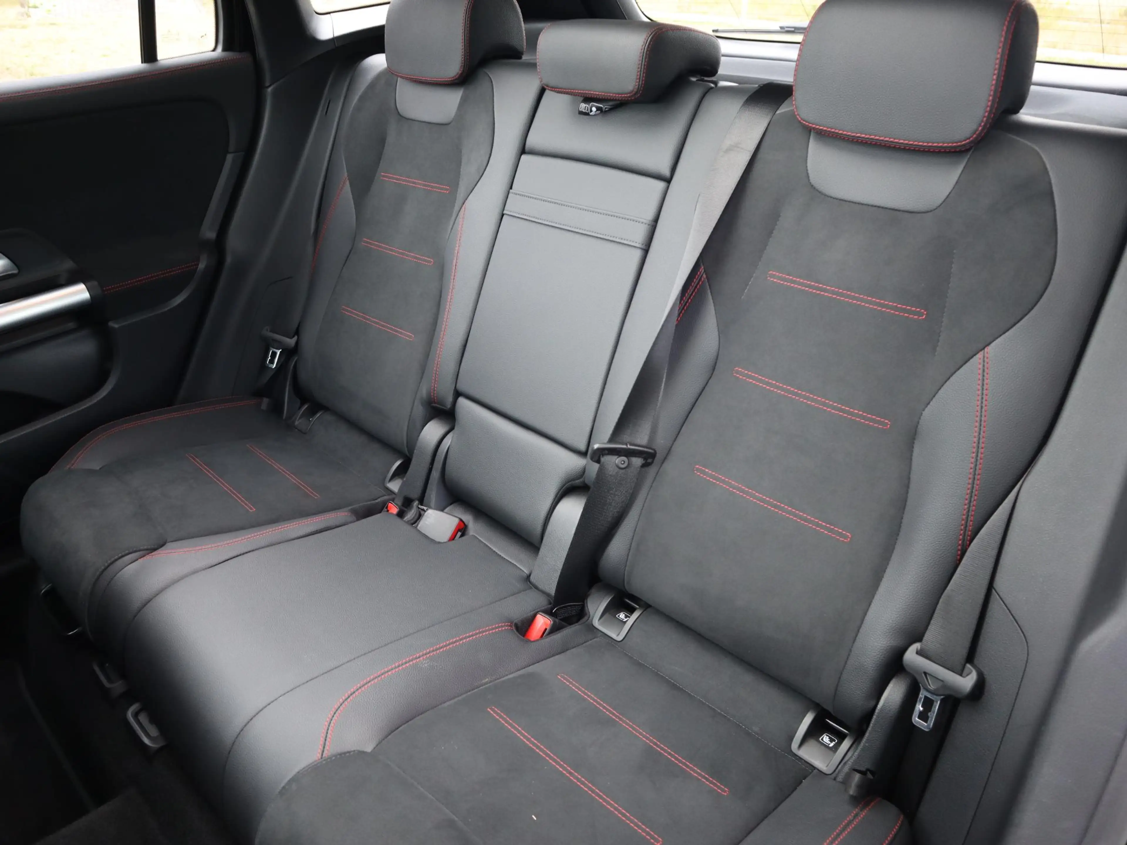 Mercedes-Benz GLA 250 e AMG Line — photo 10
