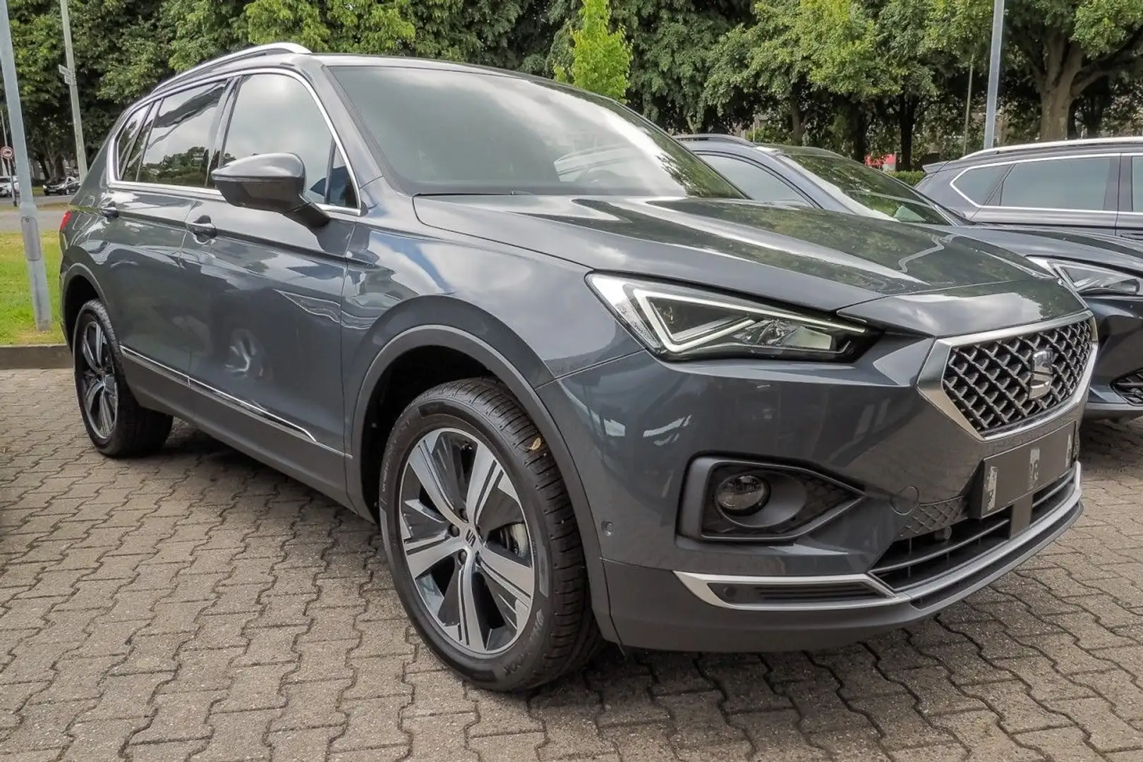 SEAT Tarraco Xperience 1.5 TSI DSG+AHK+Pano+XL Klima Grau - 2