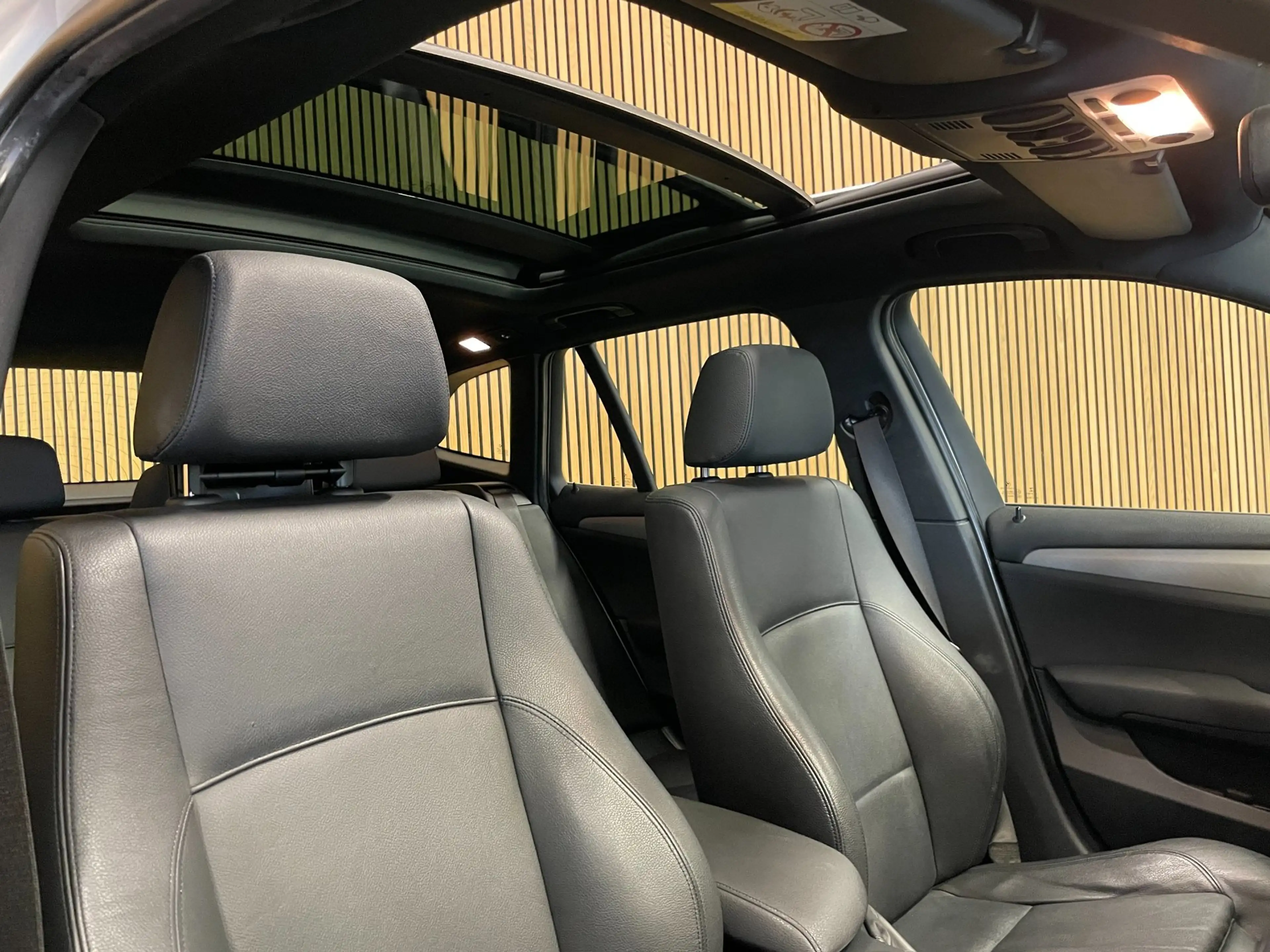 BMW X1 SDrive20i|M-PAKKET|BLACK&WHITE|AUTOMAAT|PANORAMADA — photo 8