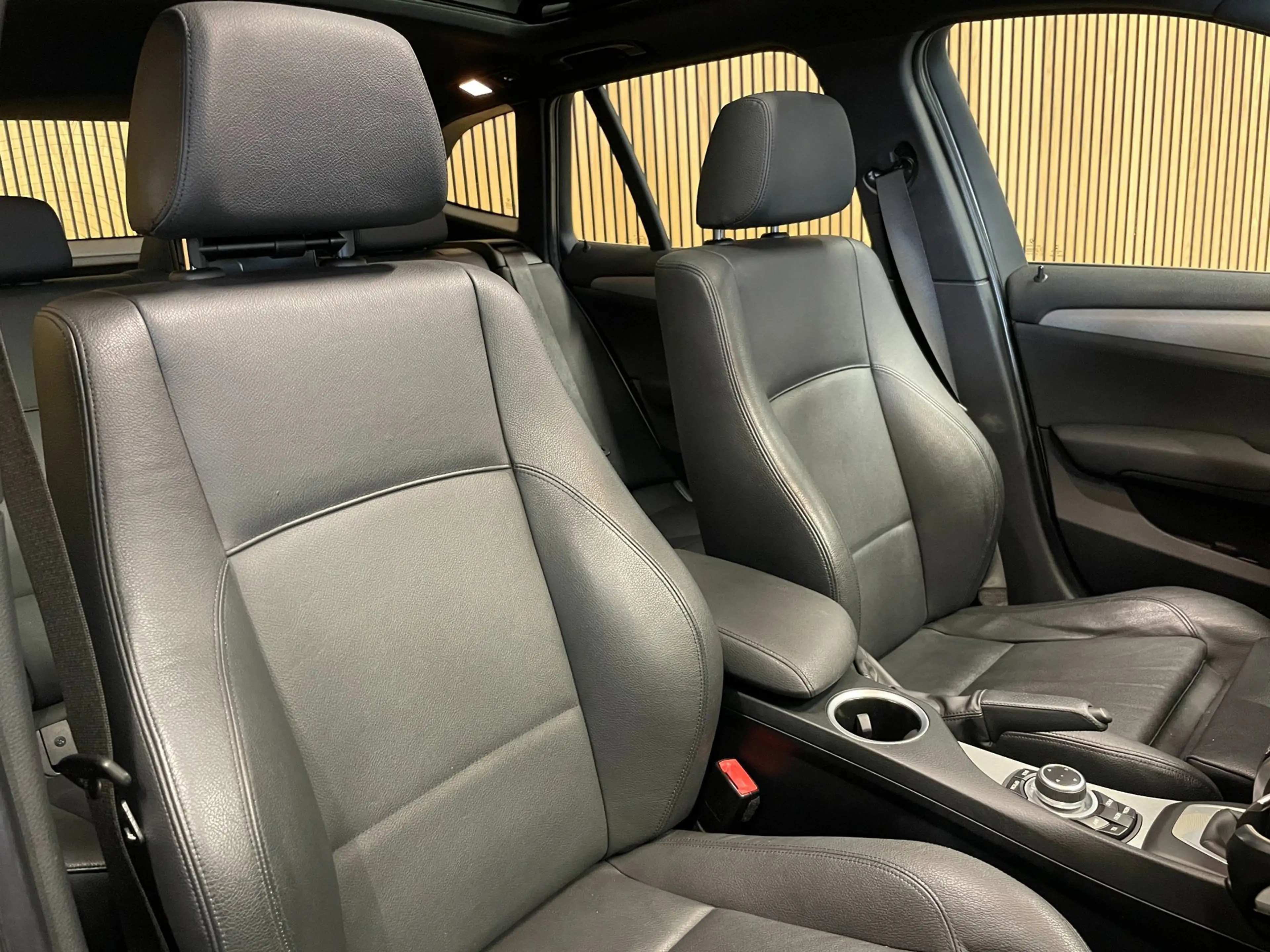 BMW X1 SDrive20i|M-PAKKET|BLACK&WHITE|AUTOMAAT|PANORAMADA — photo 9