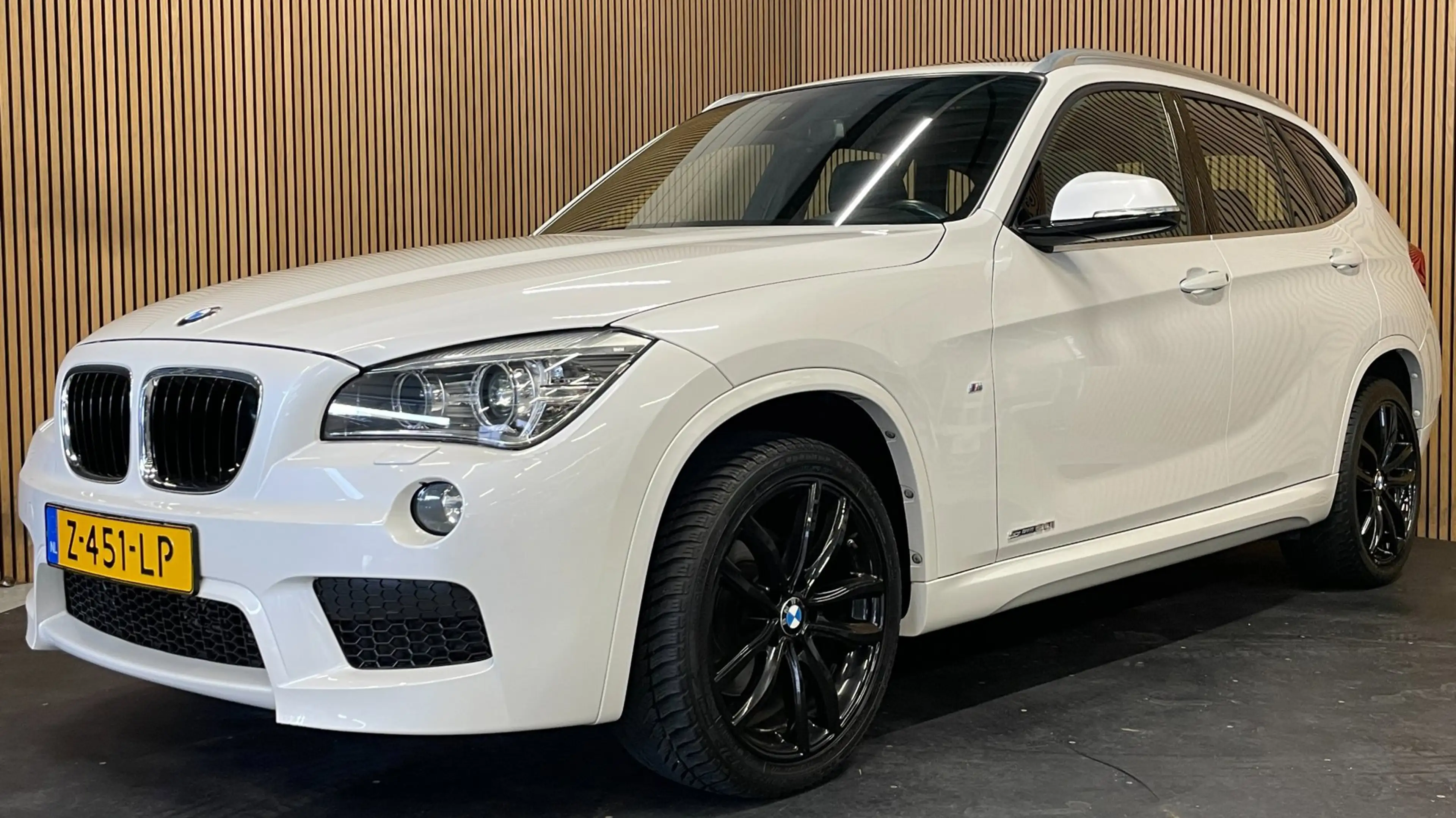 BMW X1 SDrive20i|M-PAKKET|BLACK&WHITE|AUTOMAAT|PANORAMADA — photo 4