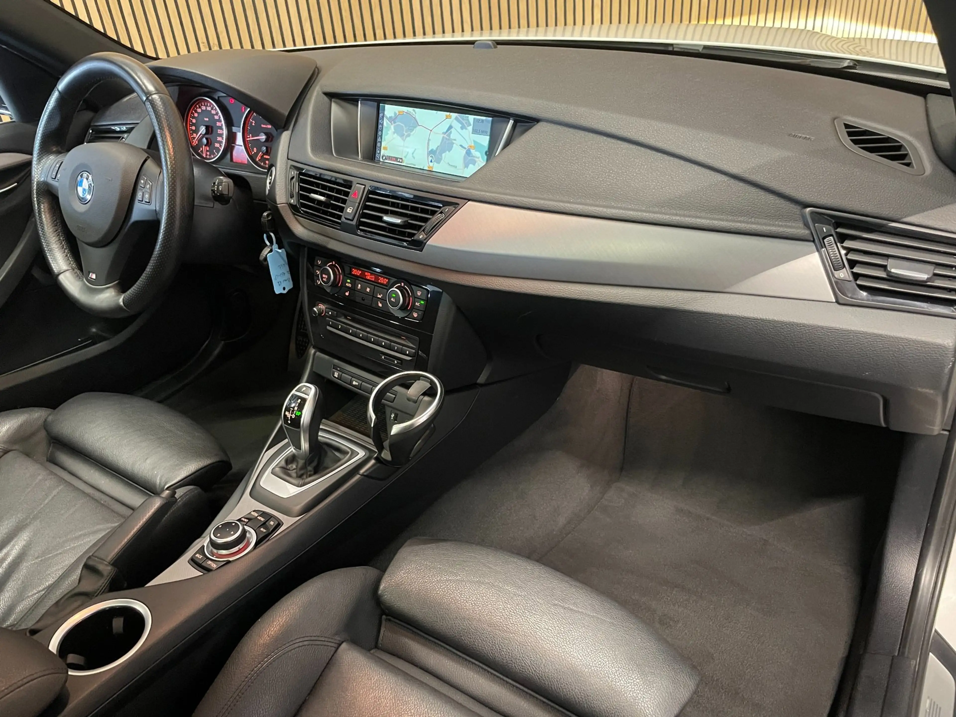 BMW X1 SDrive20i|M-PAKKET|BLACK&WHITE|AUTOMAAT|PANORAMADA — photo 28