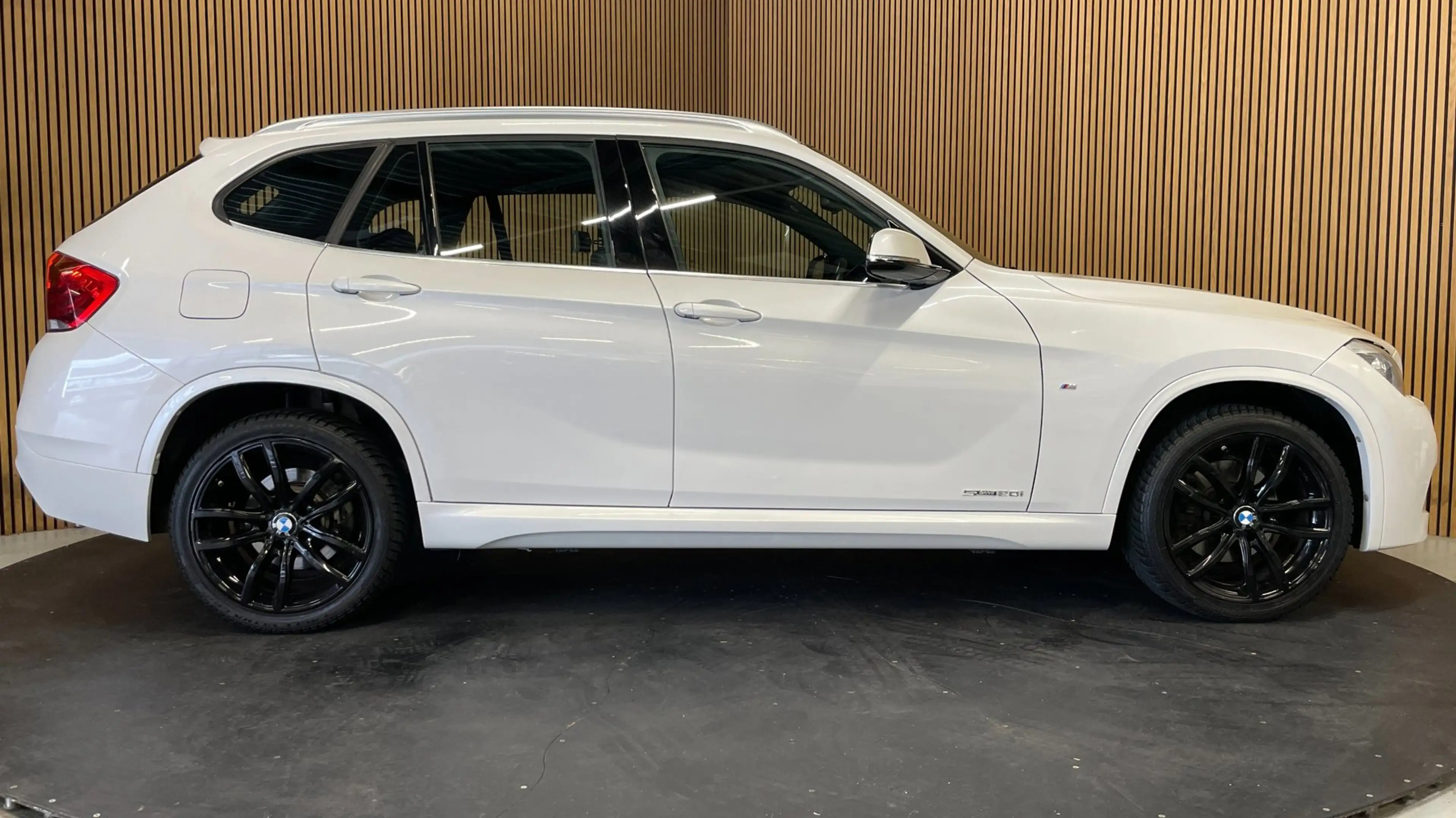 BMW X1 SDrive20i|M-PAKKET|BLACK&WHITE|AUTOMAAT|PANORAMADA — photo 30