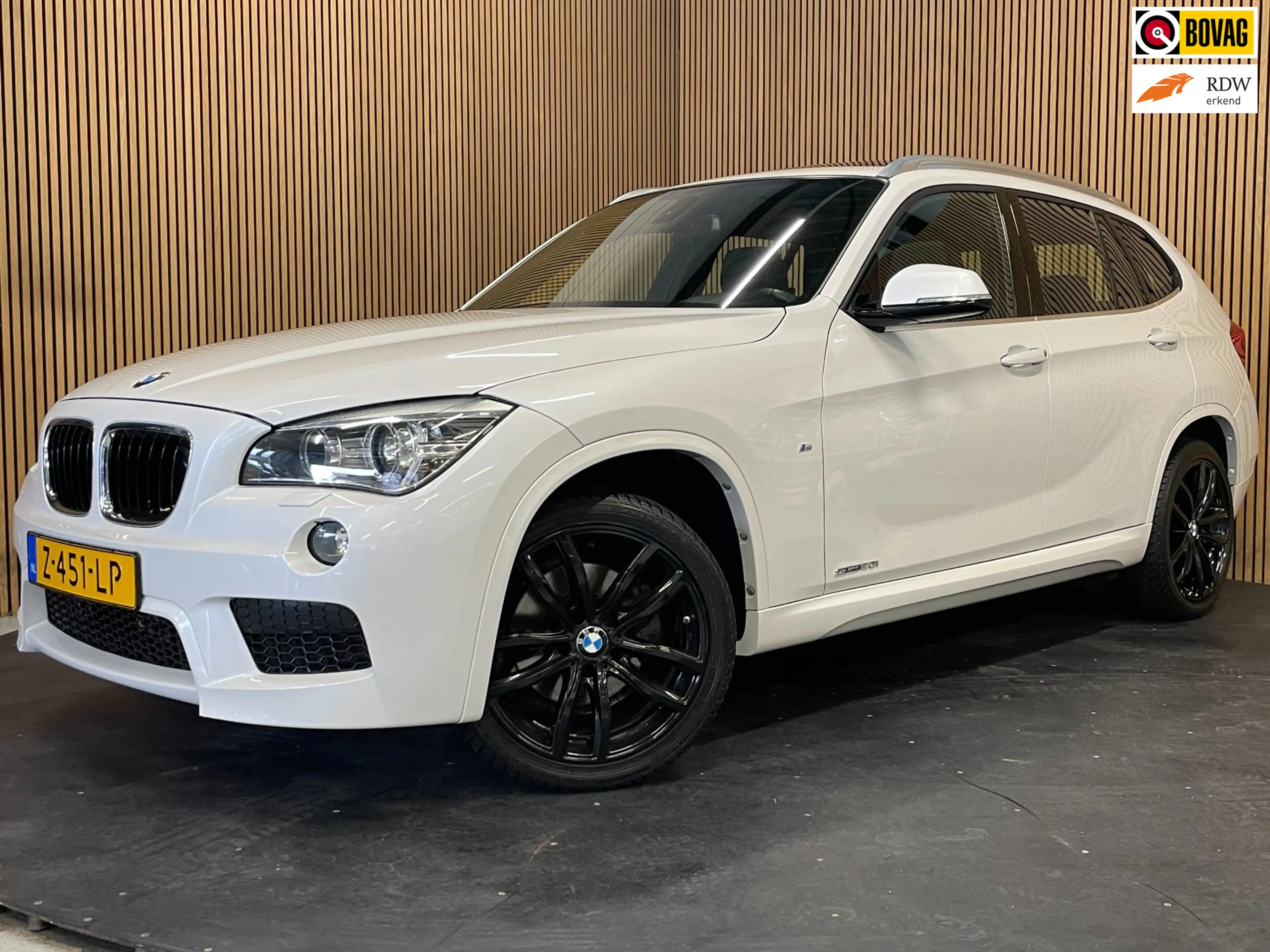 BMW X1 SDrive20i|M-PAKKET|BLACK&WHITE|AUTOMAAT|PANORAMADA