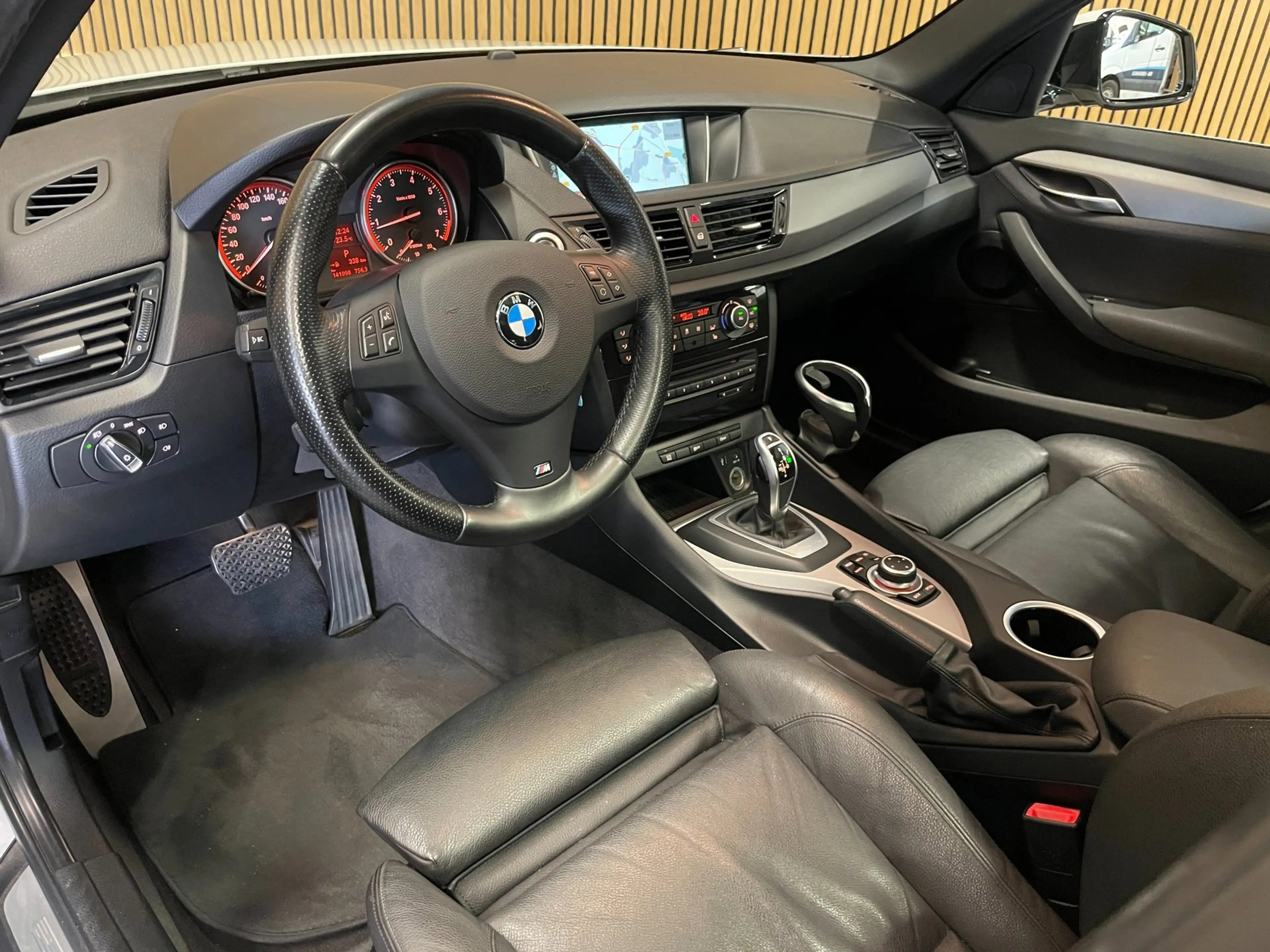 BMW X1 SDrive20i|M-PAKKET|BLACK&WHITE|AUTOMAAT|PANORAMADA — photo 27