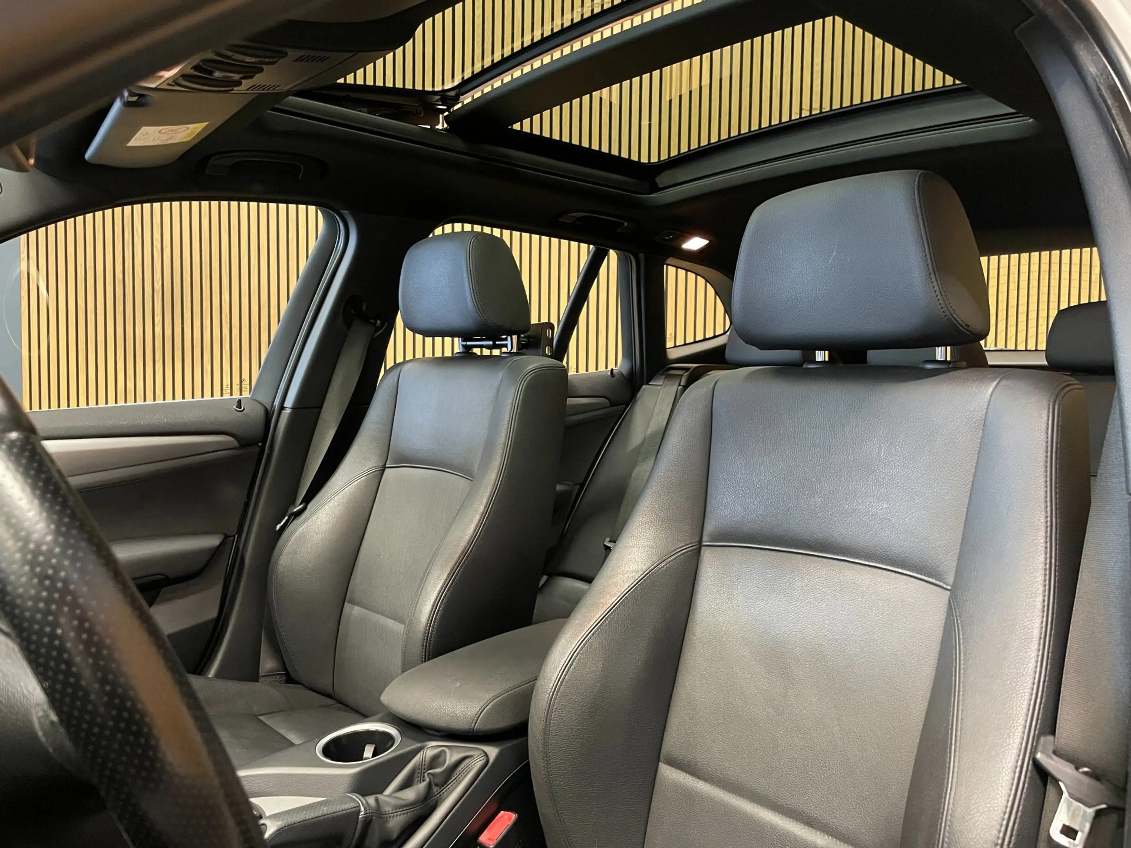 BMW X1 SDrive20i|M-PAKKET|BLACK&WHITE|AUTOMAAT|PANORAMADA — photo 31