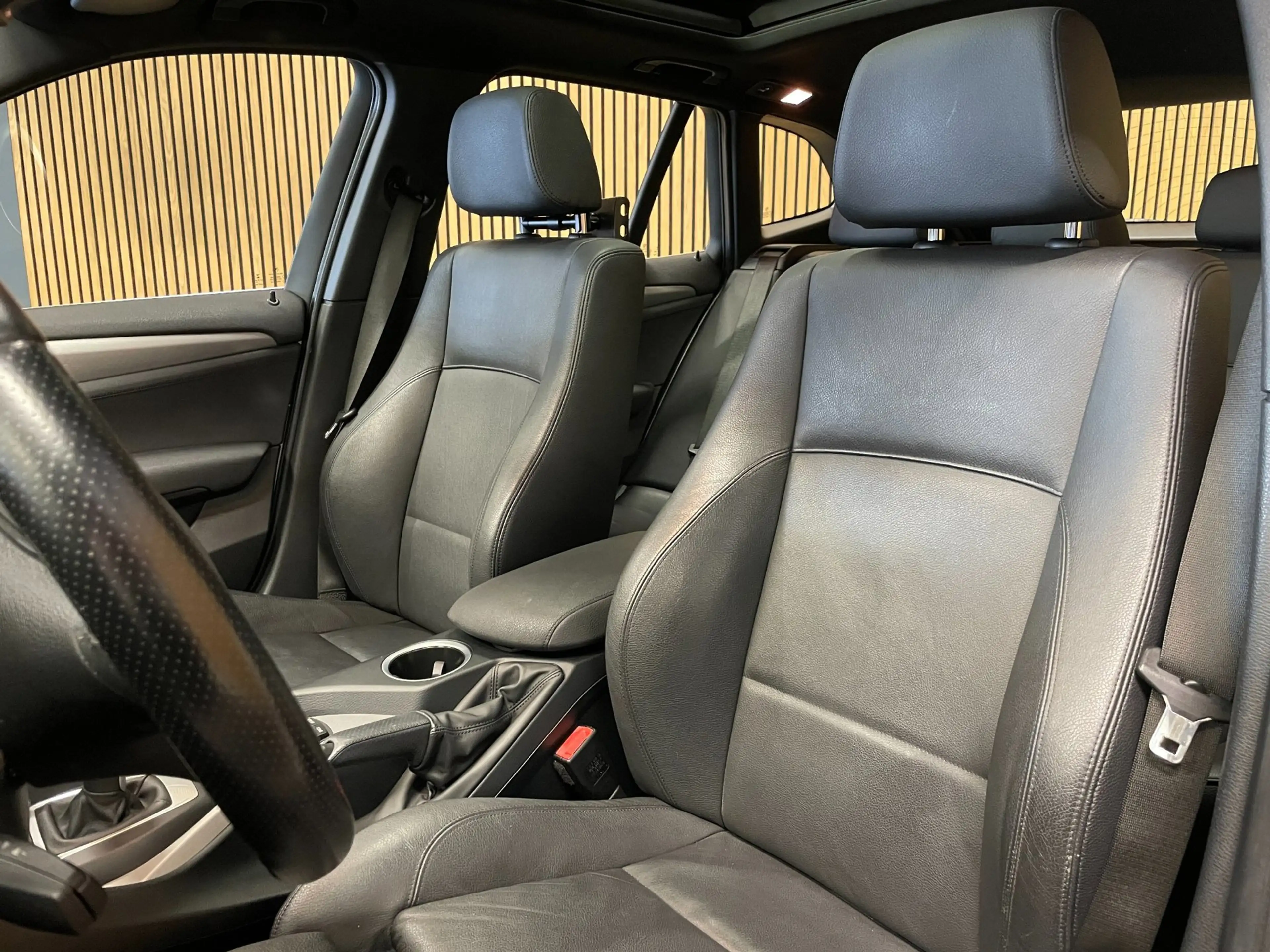 BMW X1 SDrive20i|M-PAKKET|BLACK&WHITE|AUTOMAAT|PANORAMADA — photo 32