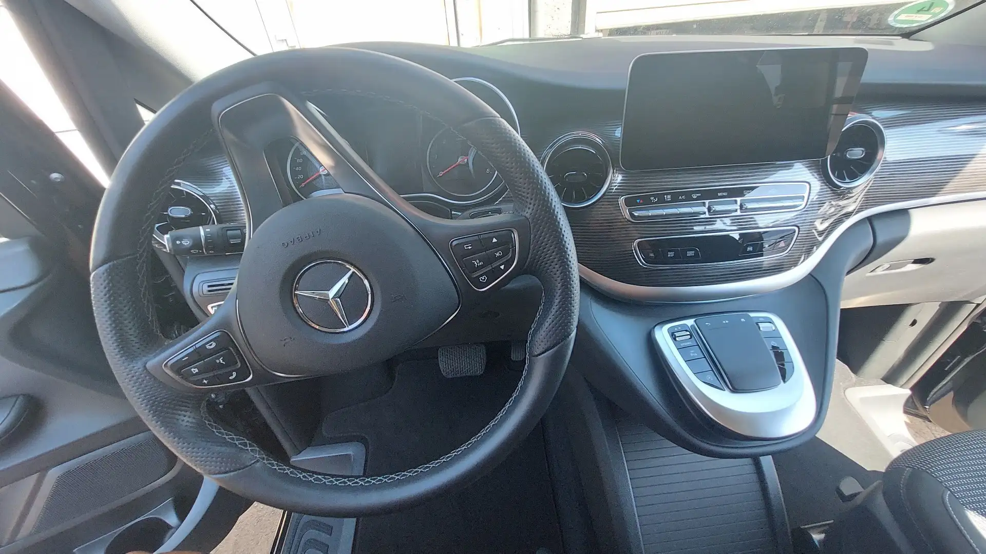Mercedes-Benz V 220 d lang 9G-TRONIC Rise Schwarz - 2