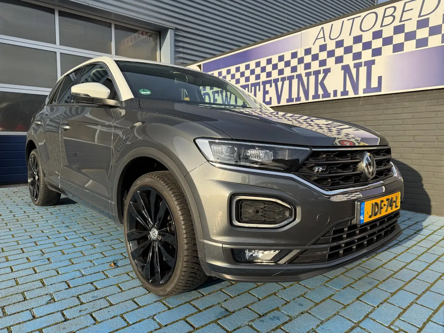 Volkswagen T-Roc 1.5 ADAP CRUISE STOELVERW. TREKHAAK P-CAM APPLE Grijs - 1
