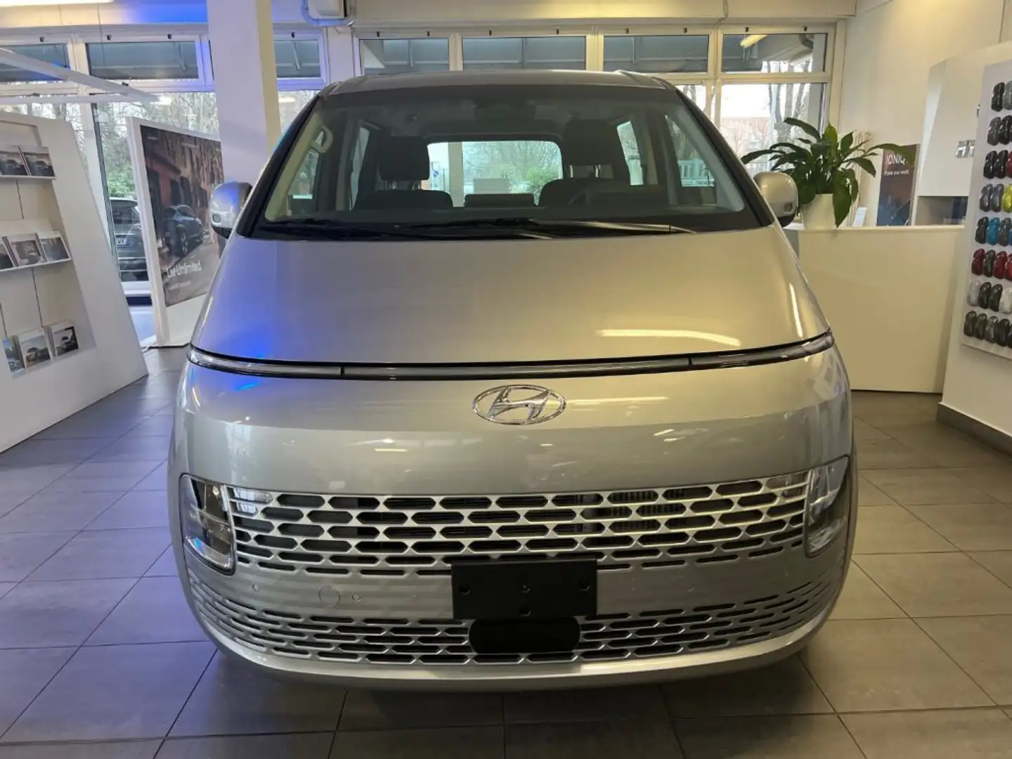 Hyundai STARIA 2.2 MT 9 posti Wagon PRONTA CONSEGNA! Zilver - 1