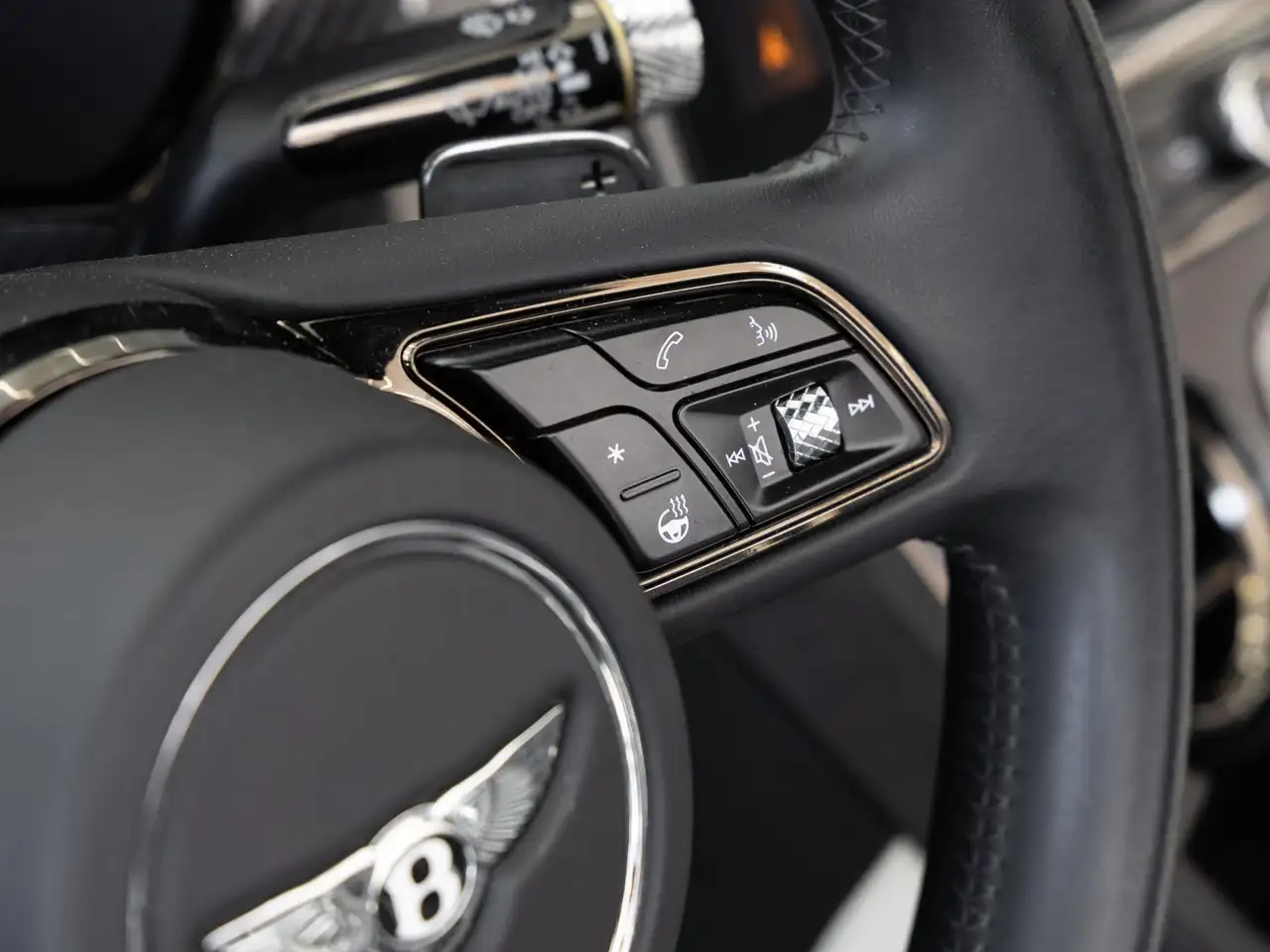 Bentley Continental 2024 — фото 12