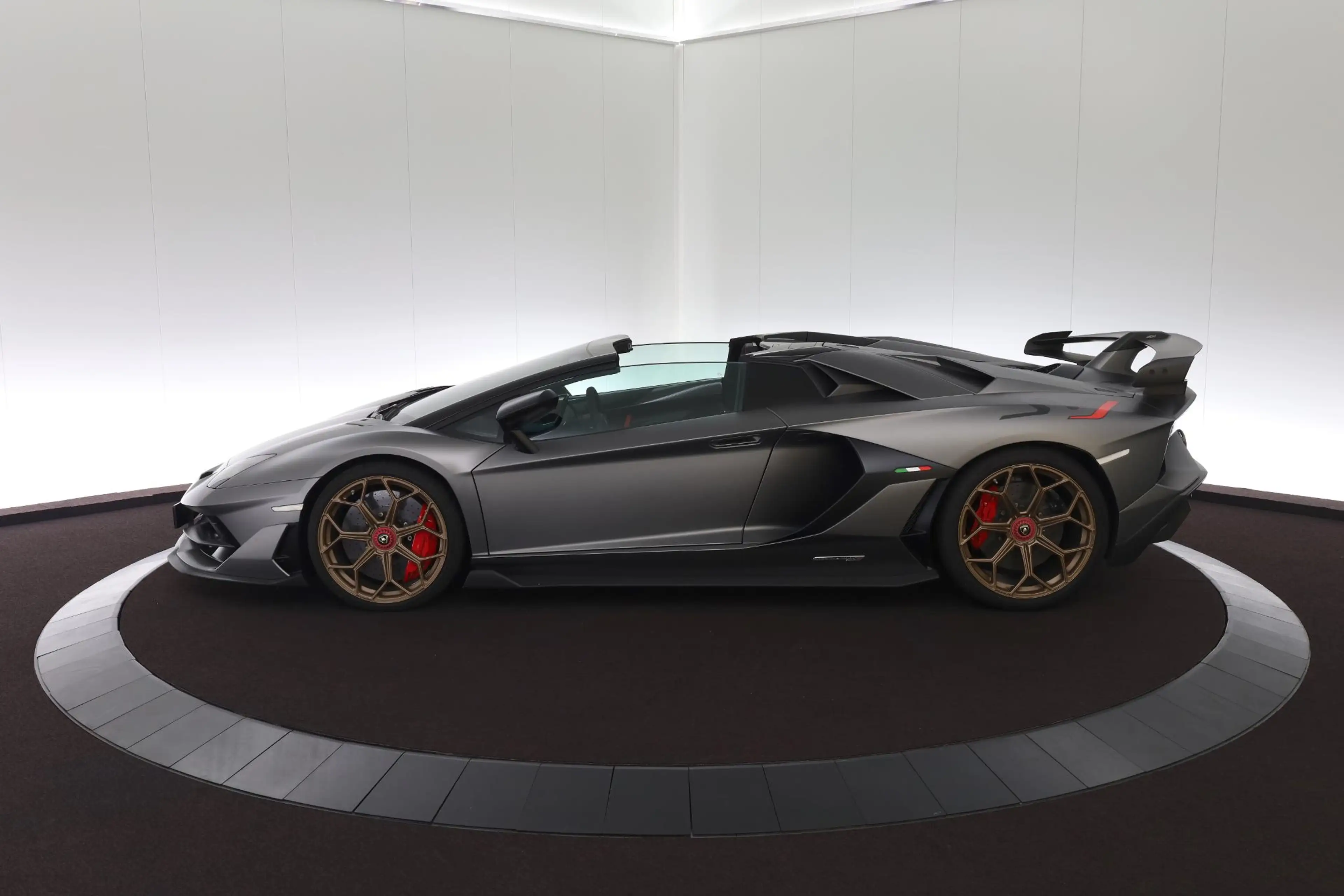Lamborghini Aventador 6.5 V12 SVJ Roadster — photo 3