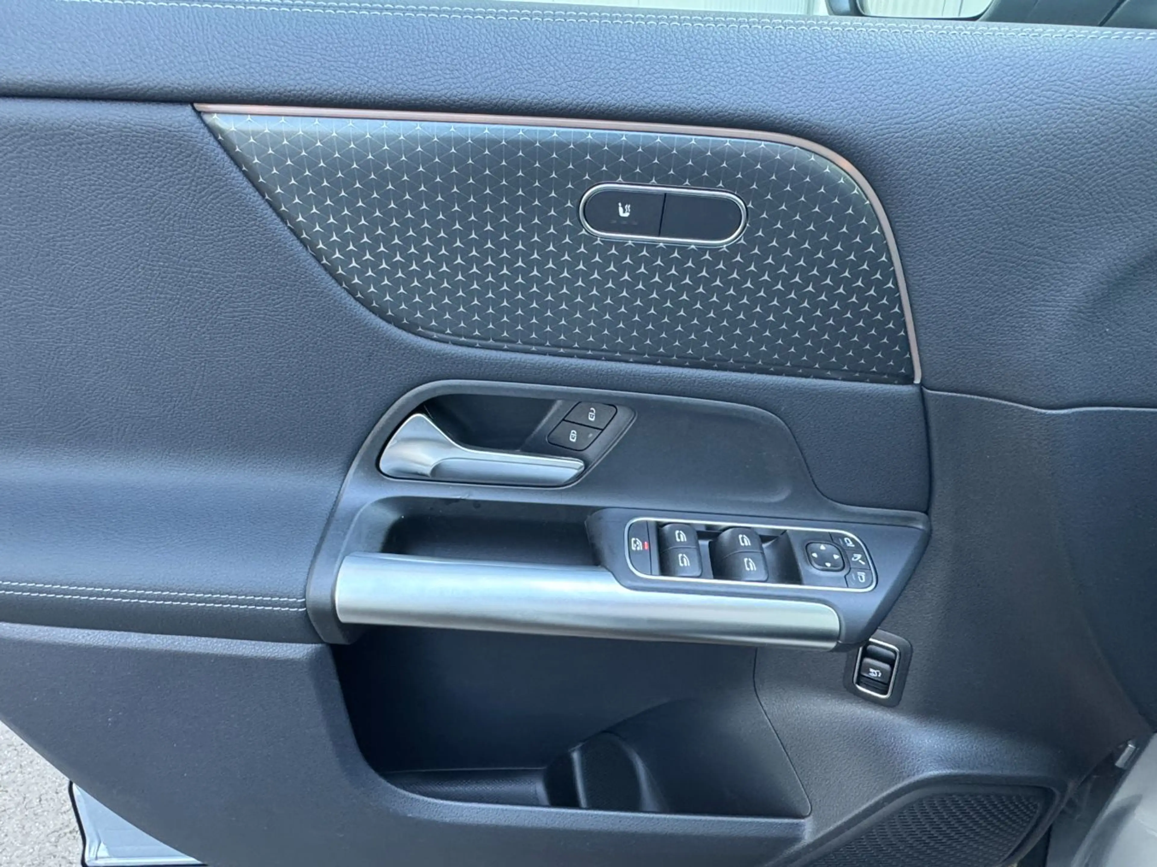Mercedes-Benz GLA 180 Österreich-Edition Progressive KeyGo PTS — photo 25