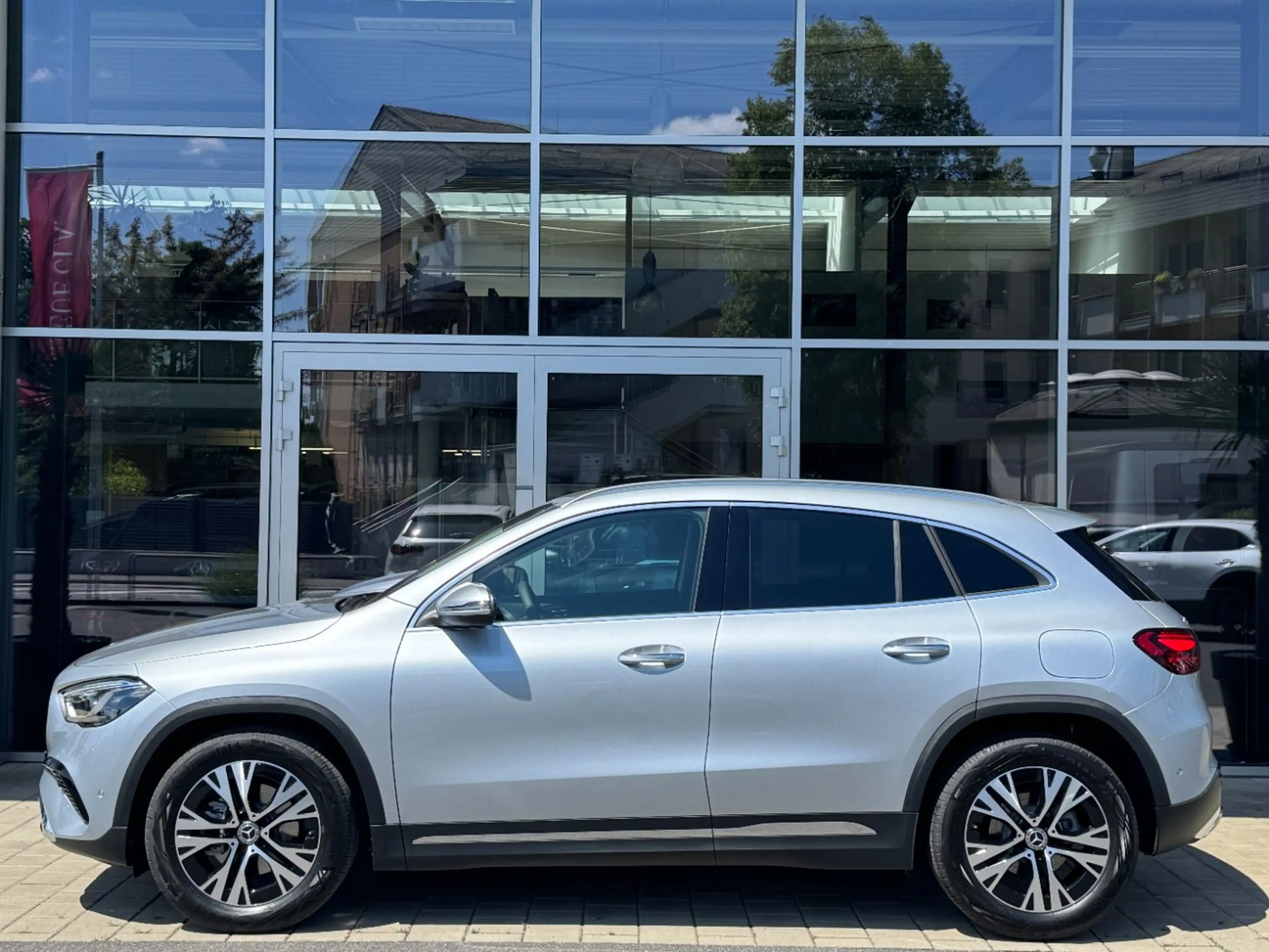 Mercedes-Benz GLA 180 Österreich-Edition Progressive KeyGo PTS — photo 3
