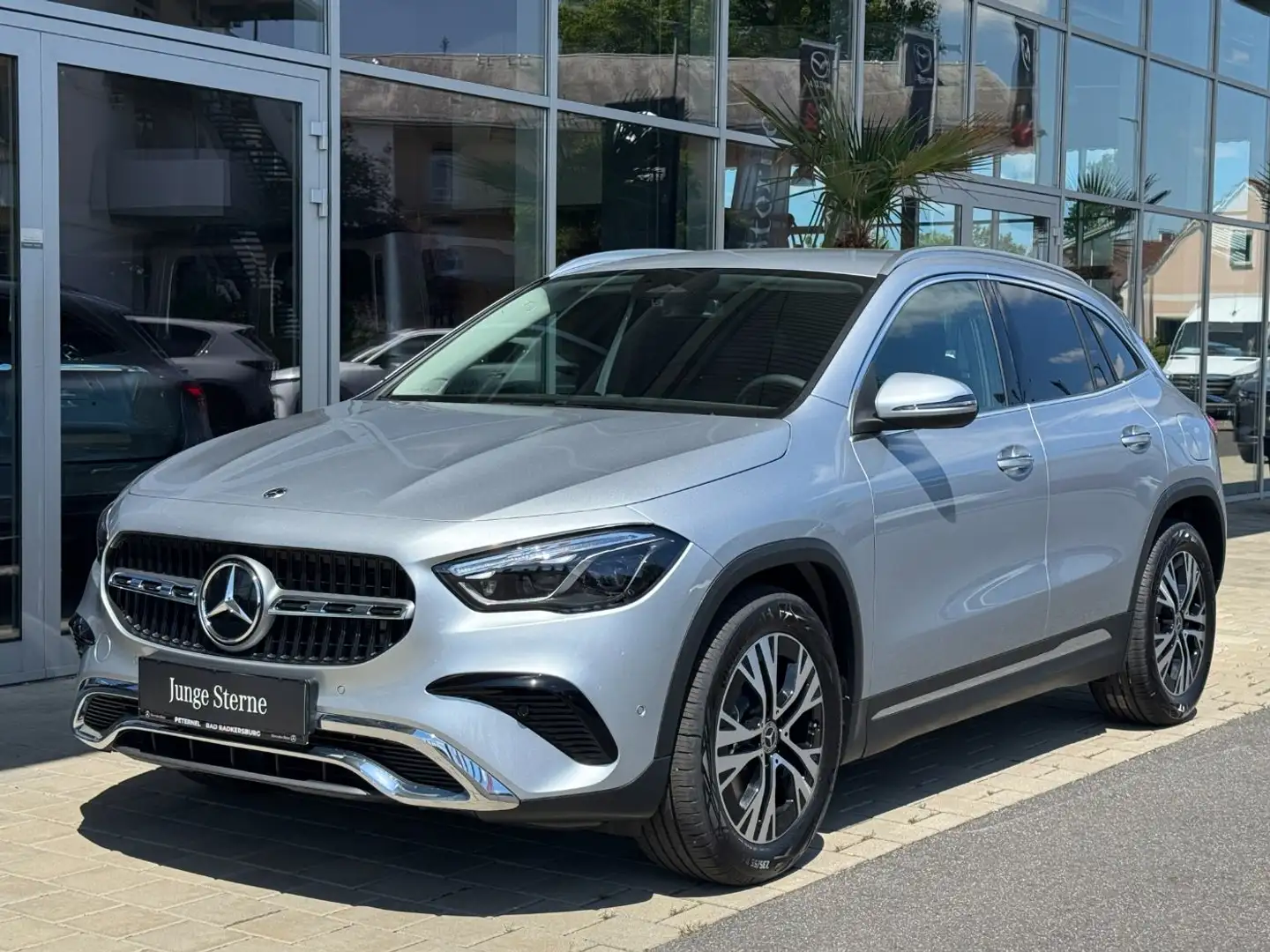 Mercedes-Benz GLA 180 Österreich-Edition Progressive KeyGo PTS Silber - 2