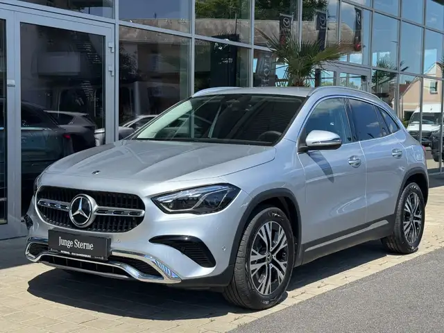 Mercedes-Benz Gla view 2