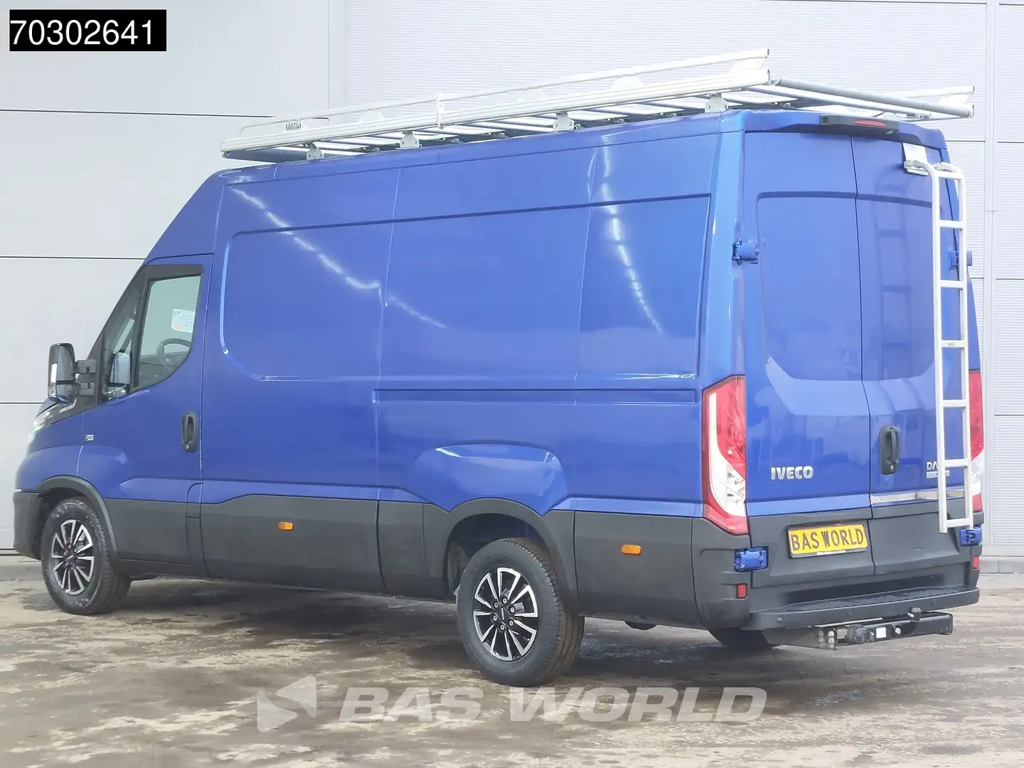 Iveco Daily 35S18 3.0L Automaat L2H2 3,5t Trekhaak 180PK Navi Blau - 2