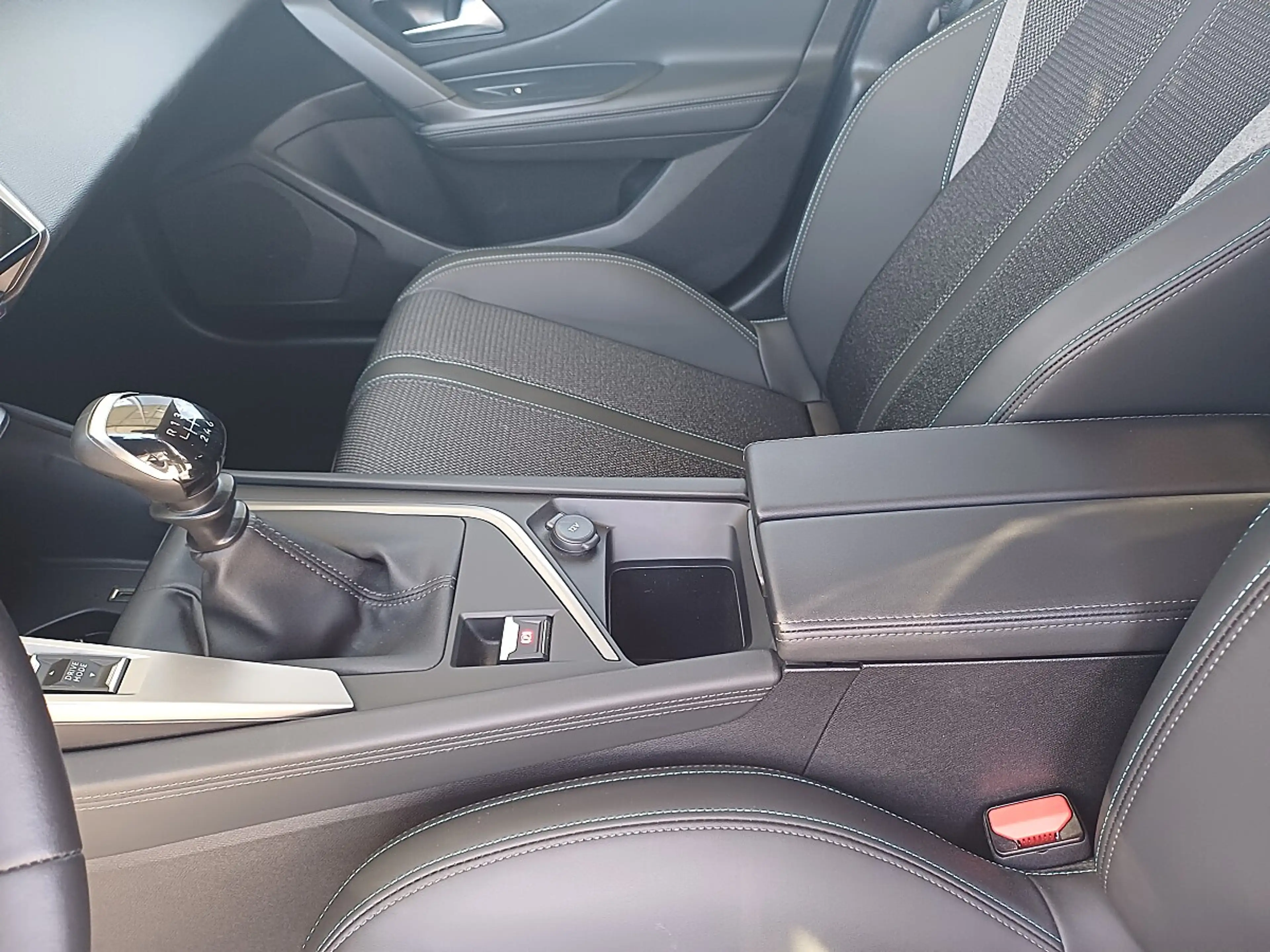 Peugeot 308 SW PureTech 130 S&S 6-Gang-Manuell Allure — photo 13