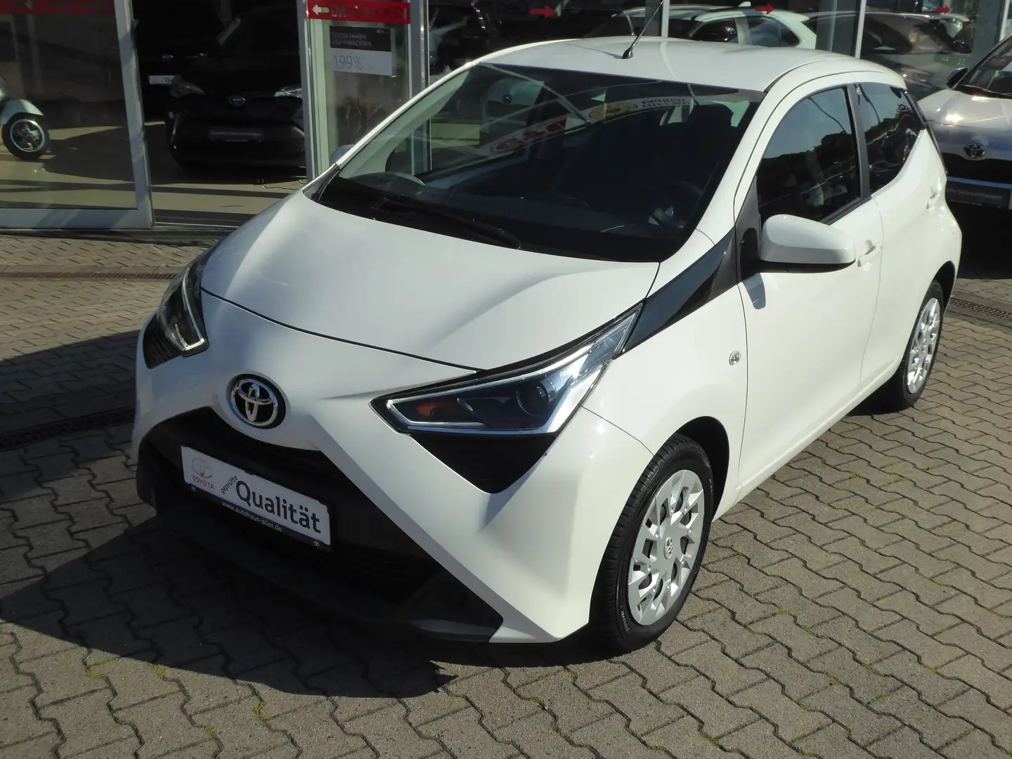 Toyota Aygo x-play Bianco - 1