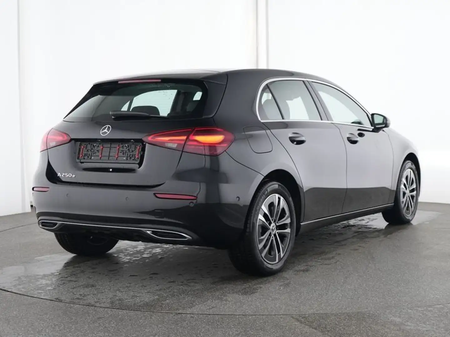 Mercedes-Benz A 250 e PROGRESSIVE ADV+FAHRASSI+DISTR+AHK+WI-PA Zwart - 2