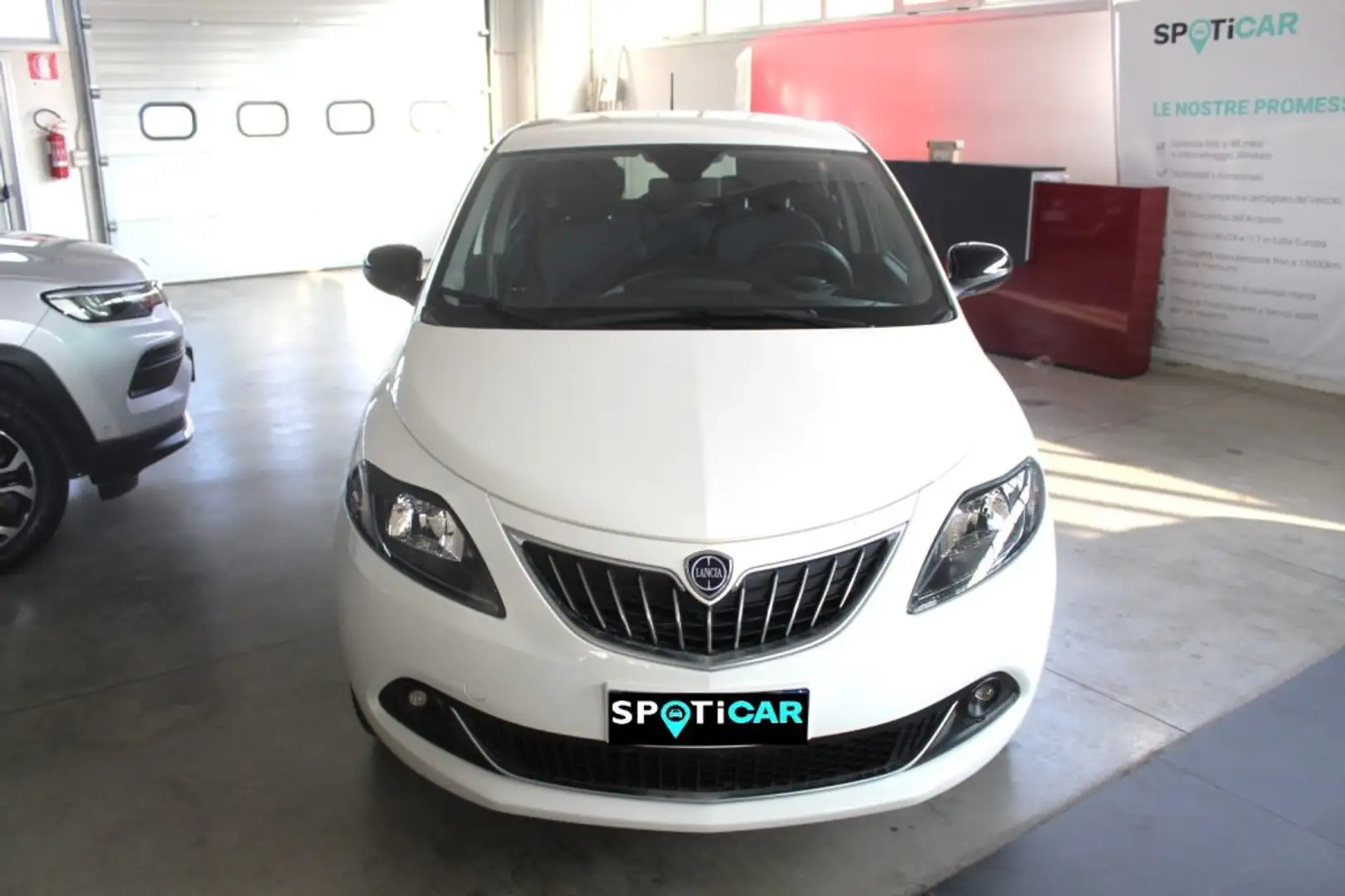 Lancia Ypsilon 1.0 FireFly 5 porte S&S Hybrid Platino Weiß - 2
