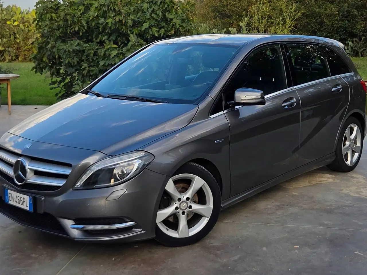 Mercedes-Benz B 180
