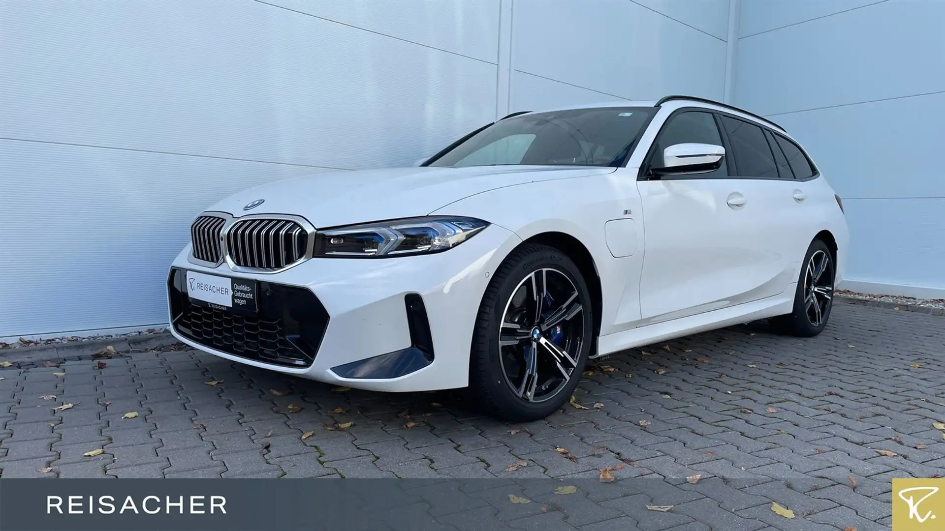 BMW 330 e Tou M Sport,Pano,AHK,HuD,360° Weiß - 1