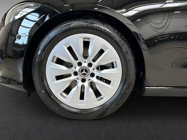 Mercedes-Benz C-Class view 4
