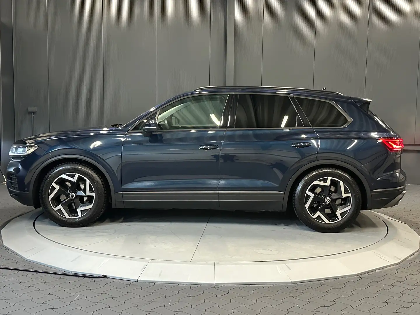 Volkswagen Touareg V6 TDI 4Motion*LUFT*LEDER*KAMERA*AHK*ACC*DigCock* Modrá - 2