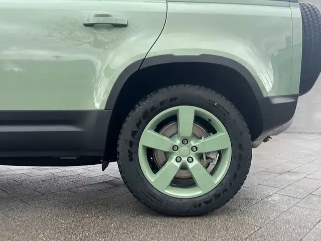 Land Rover Defender view 9
