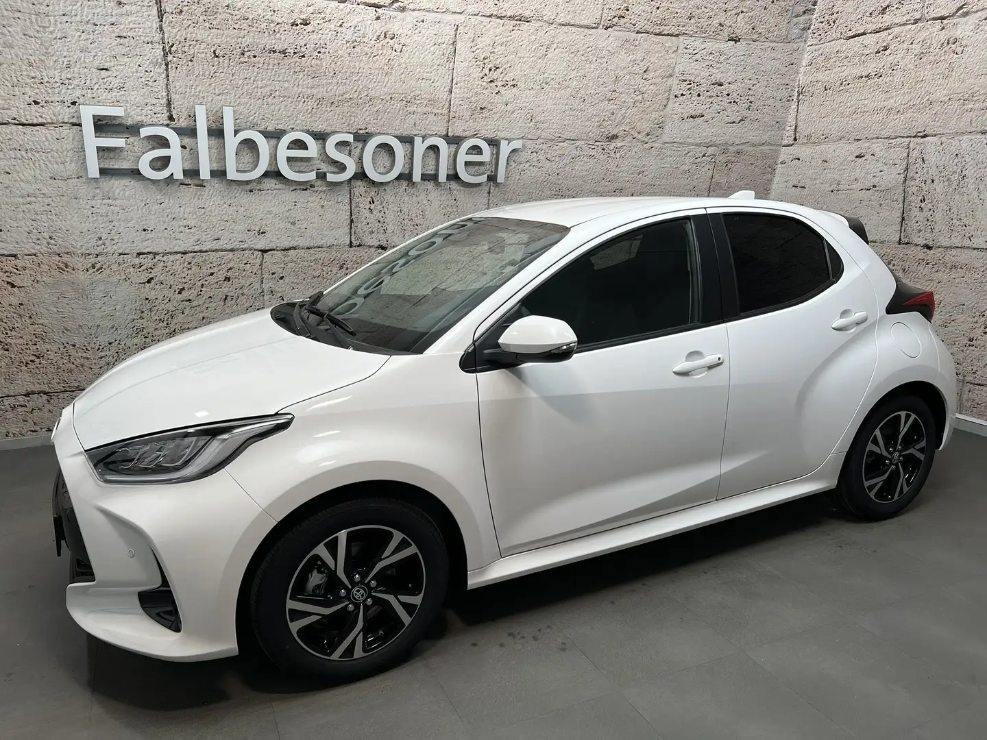 Toyota Yaris 1,5 Hybrid Active Drive "Safety P. gratis" Wit - 2