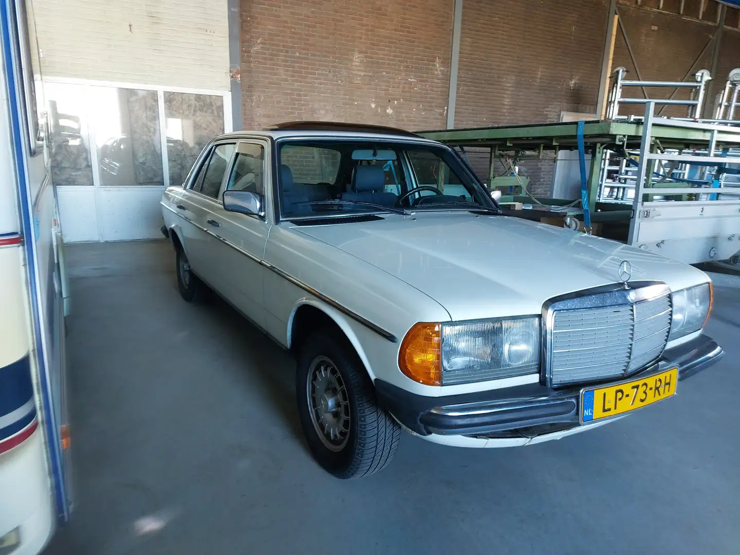 Mercedes-Benz 230 230 E, 102.500 km Blanc - 1