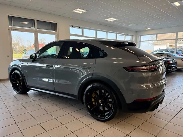 Porsche Cayenne view 3