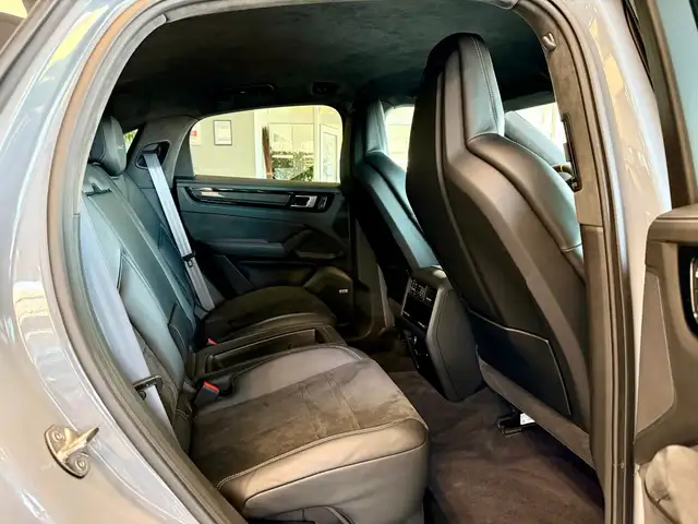Porsche Cayenne view 14