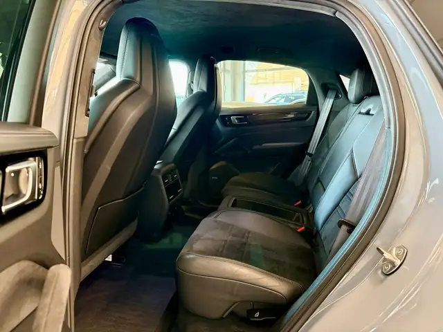 Porsche Cayenne view 11
