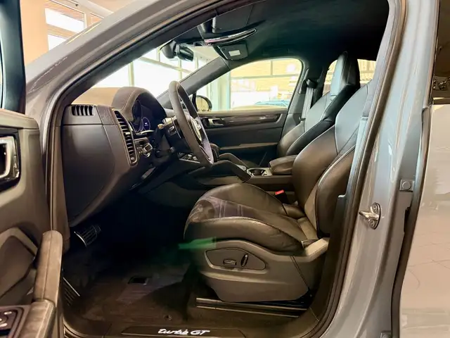 Porsche Cayenne view 10