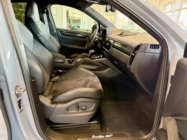 Porsche Cayenne view 15