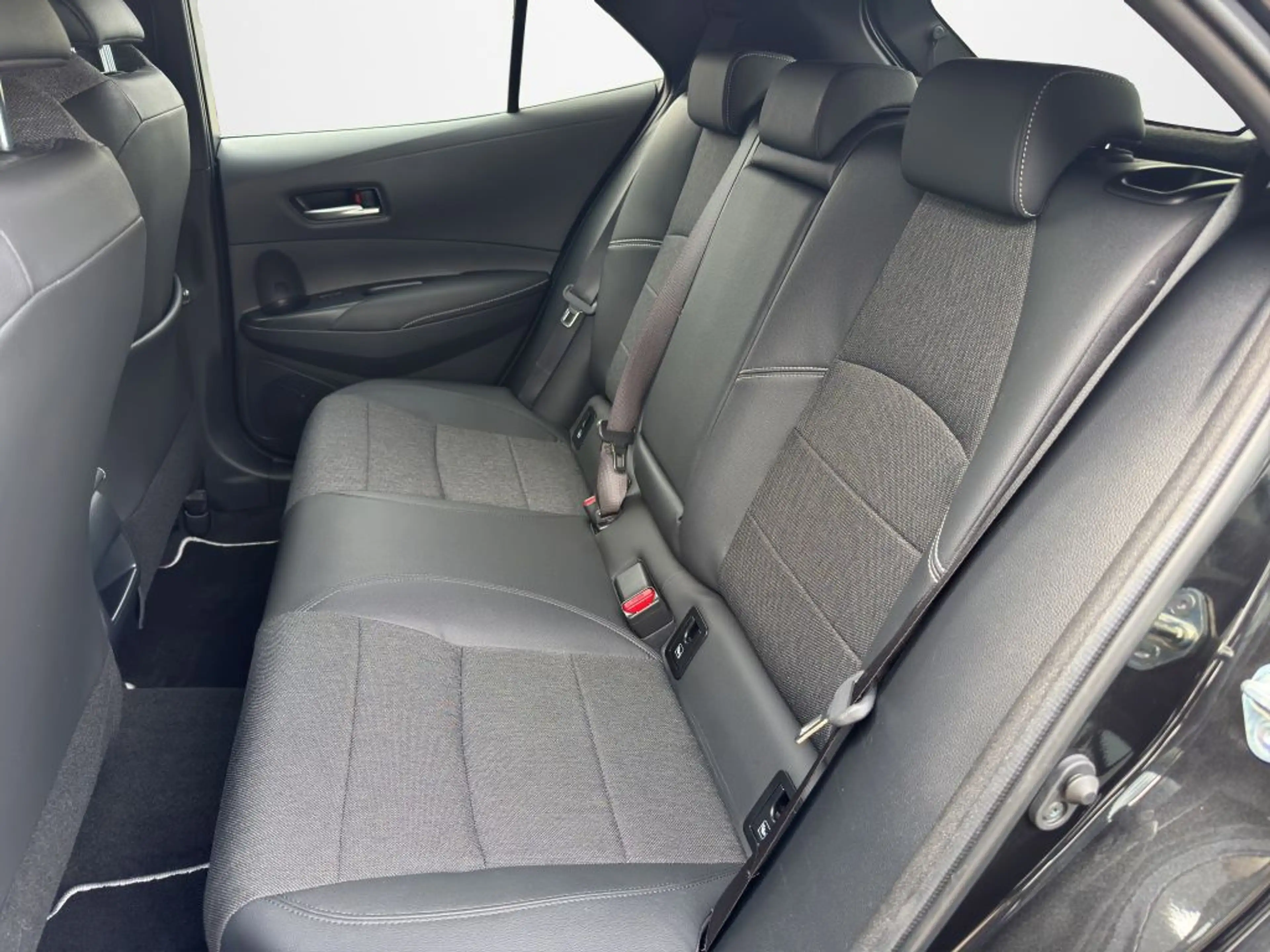 Toyota Corolla 2.0 Hybrid Team Deutschland — photo 12