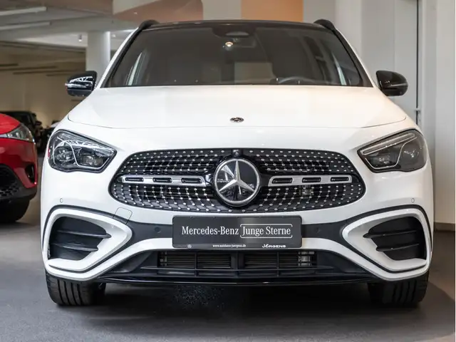 Mercedes-Benz Gla view 3