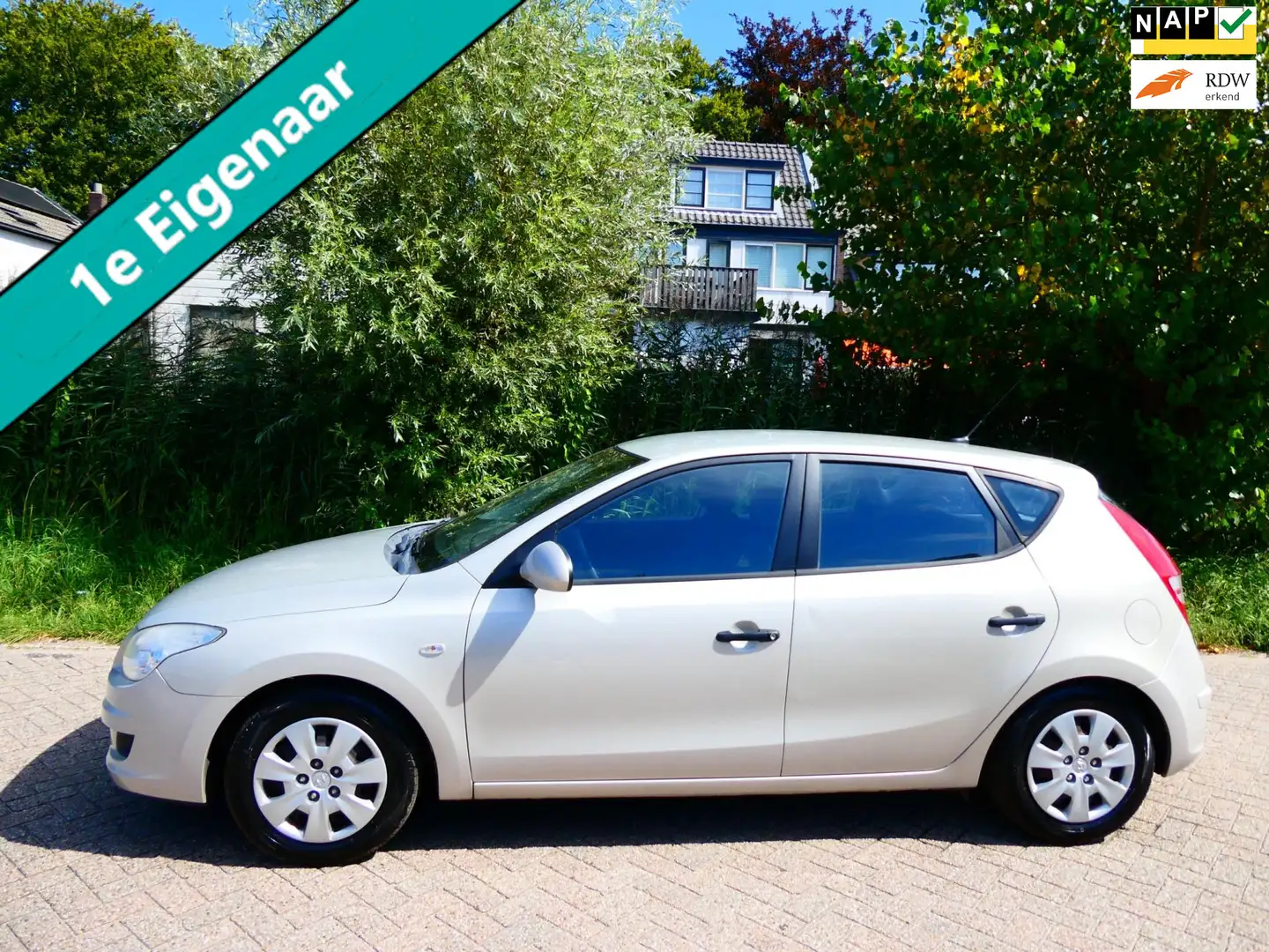 Hyundai i30 1.4i Active 109pk 1e eigenaar Airco Historie Zuini Grijs - 1