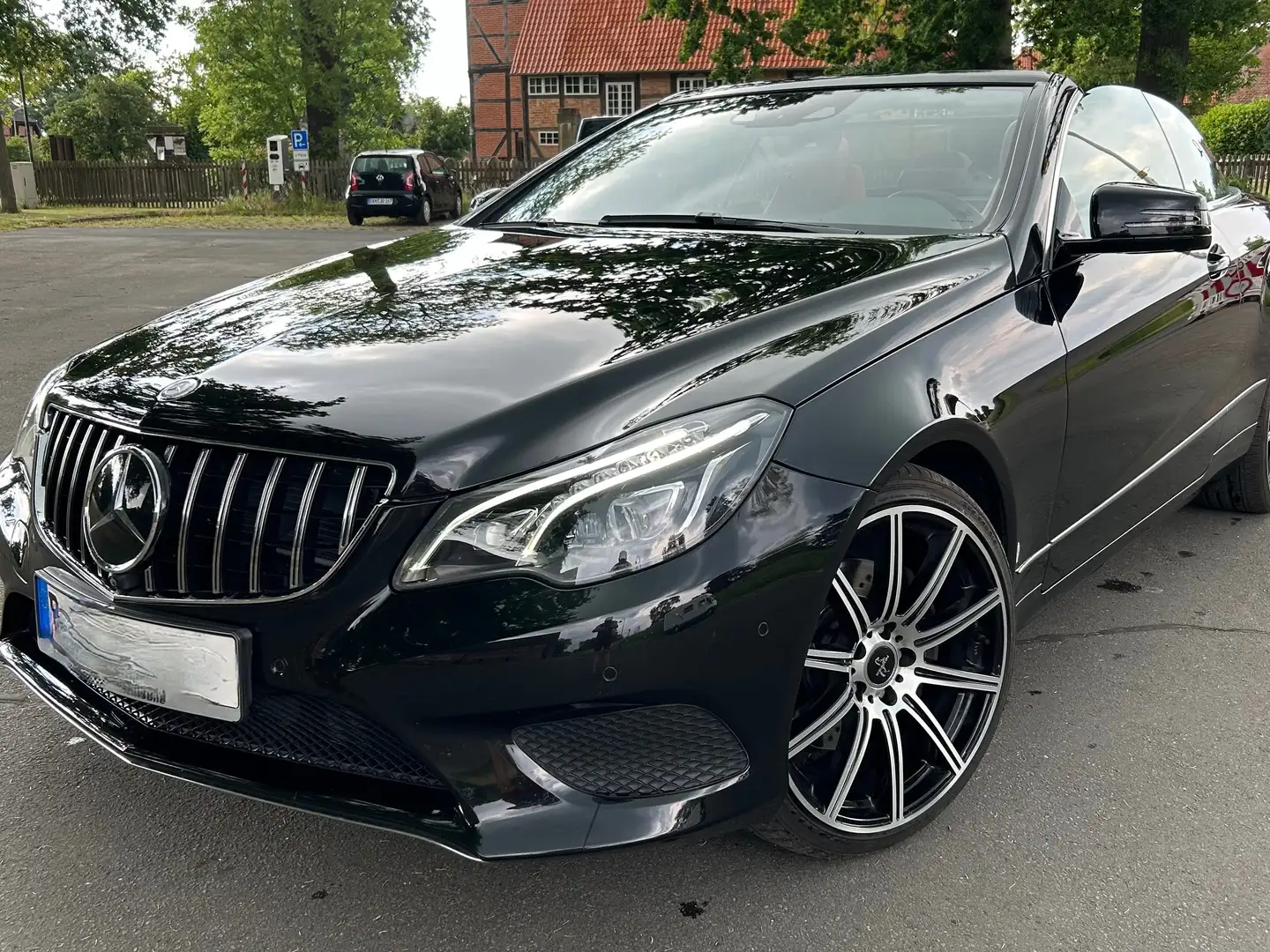 Mercedes-Benz E 350 E 350 (BlueTEC) d Cabrio 9G-TRONIC crna - 1